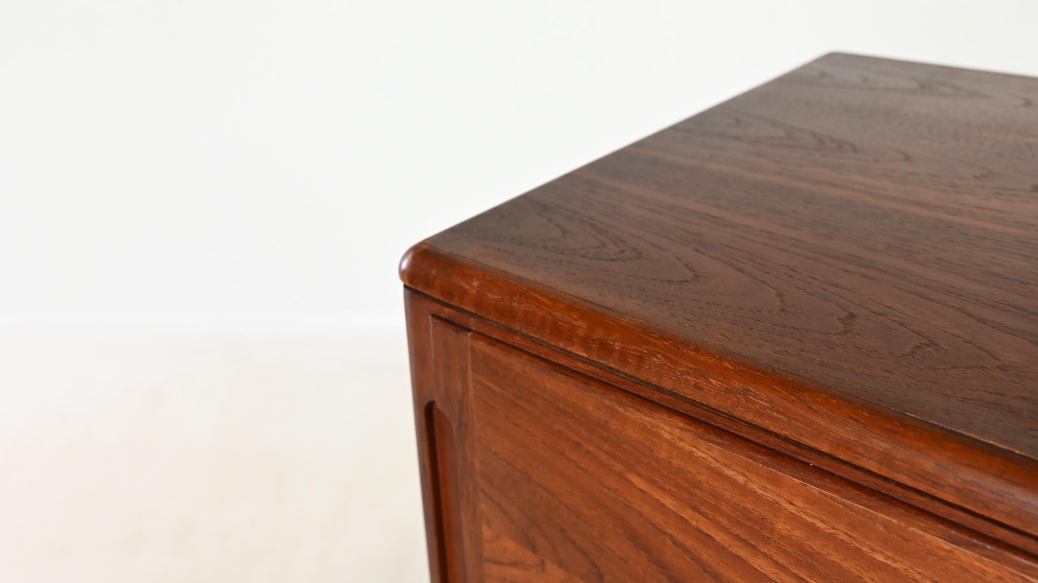 Buffet danois en teck du milieu du siècle, c.1960 en vente 8