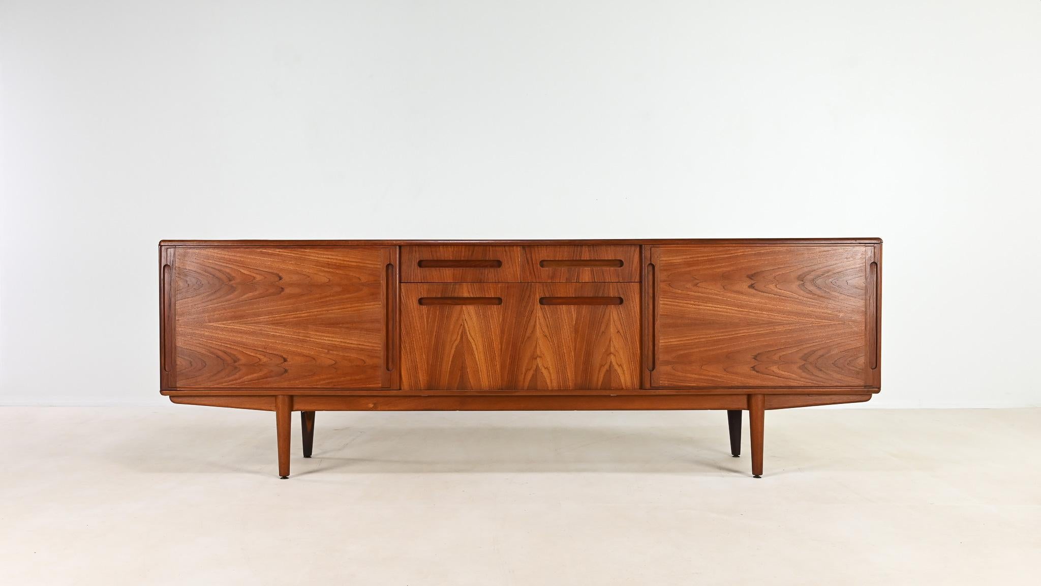 Buffet danois en teck du milieu du siècle, c.1960

Graphique, élégant et bien proportionné, ce buffet danois des années 1960 est réalisé en teck et placage de teck sur lattes. Son design met en valeur les lignes épurées et la simplicité