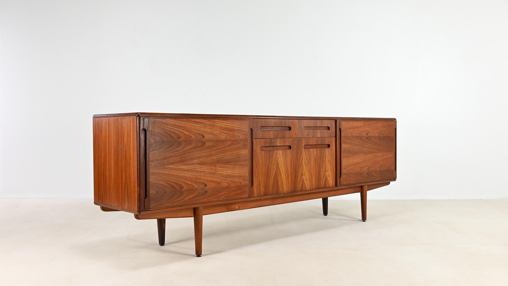 Scandinave moderne Buffet danois en teck du milieu du siècle, c.1960 en vente