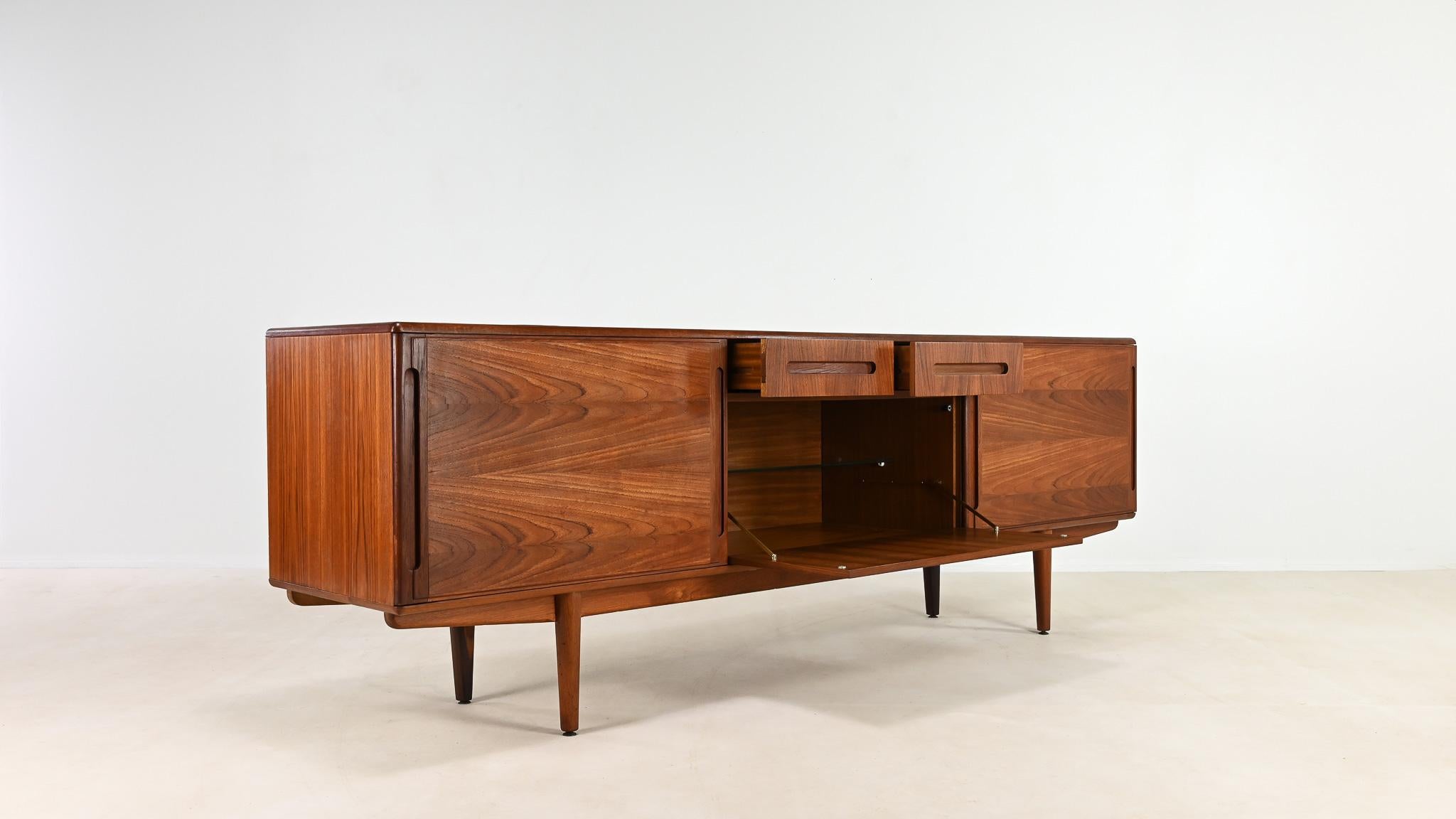 Danois Buffet danois en teck du milieu du siècle, c.1960 en vente