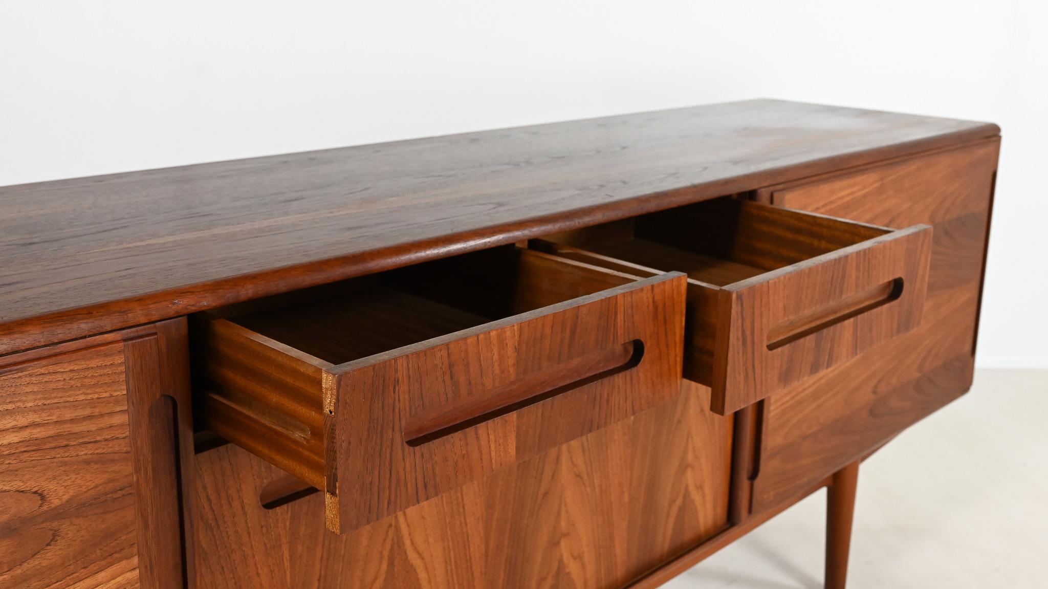 Verni Buffet danois en teck du milieu du siècle, c.1960 en vente