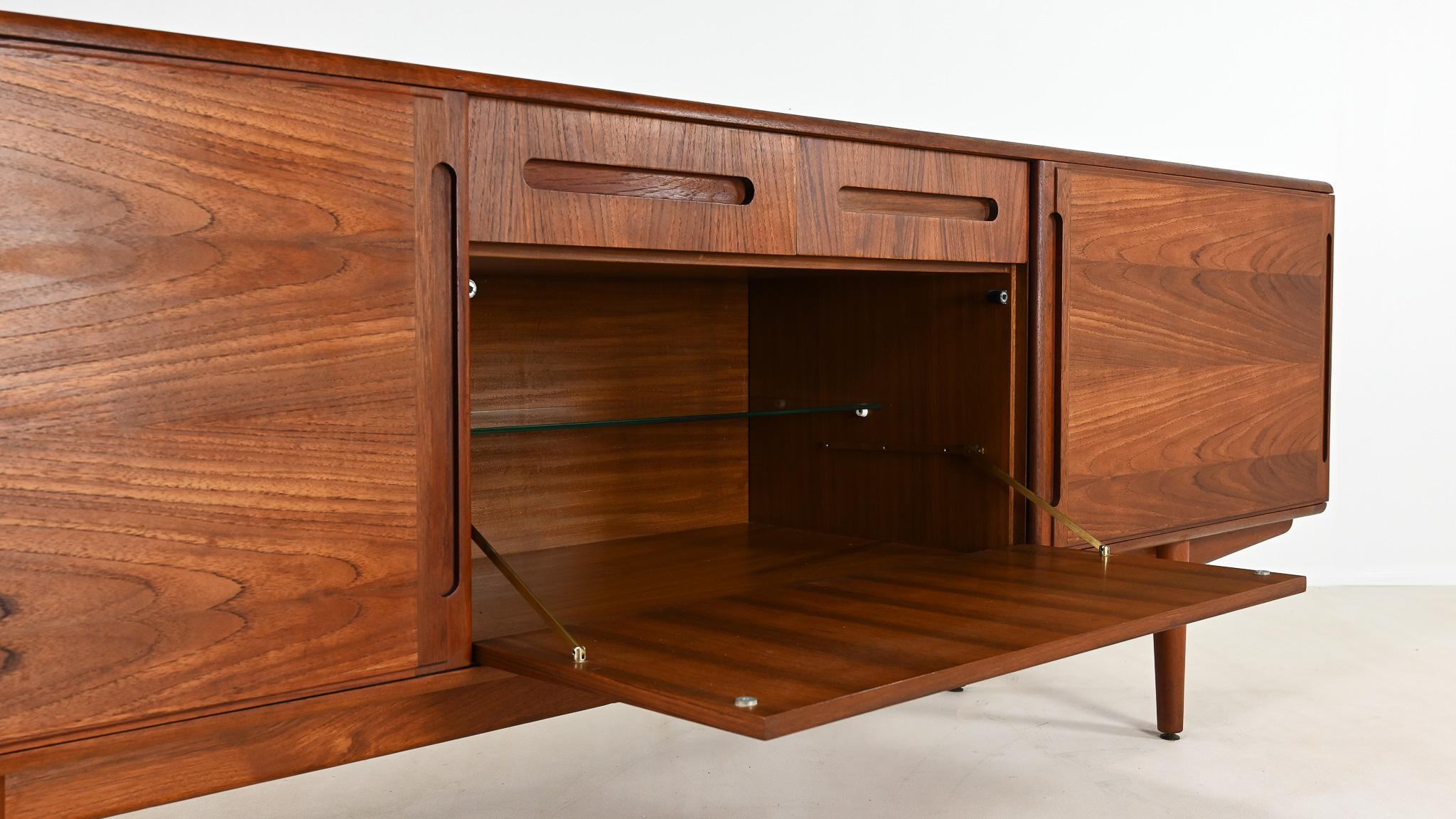 Buffet danois en teck du milieu du siècle, c.1960 Bon état - En vente à Munster, NRW