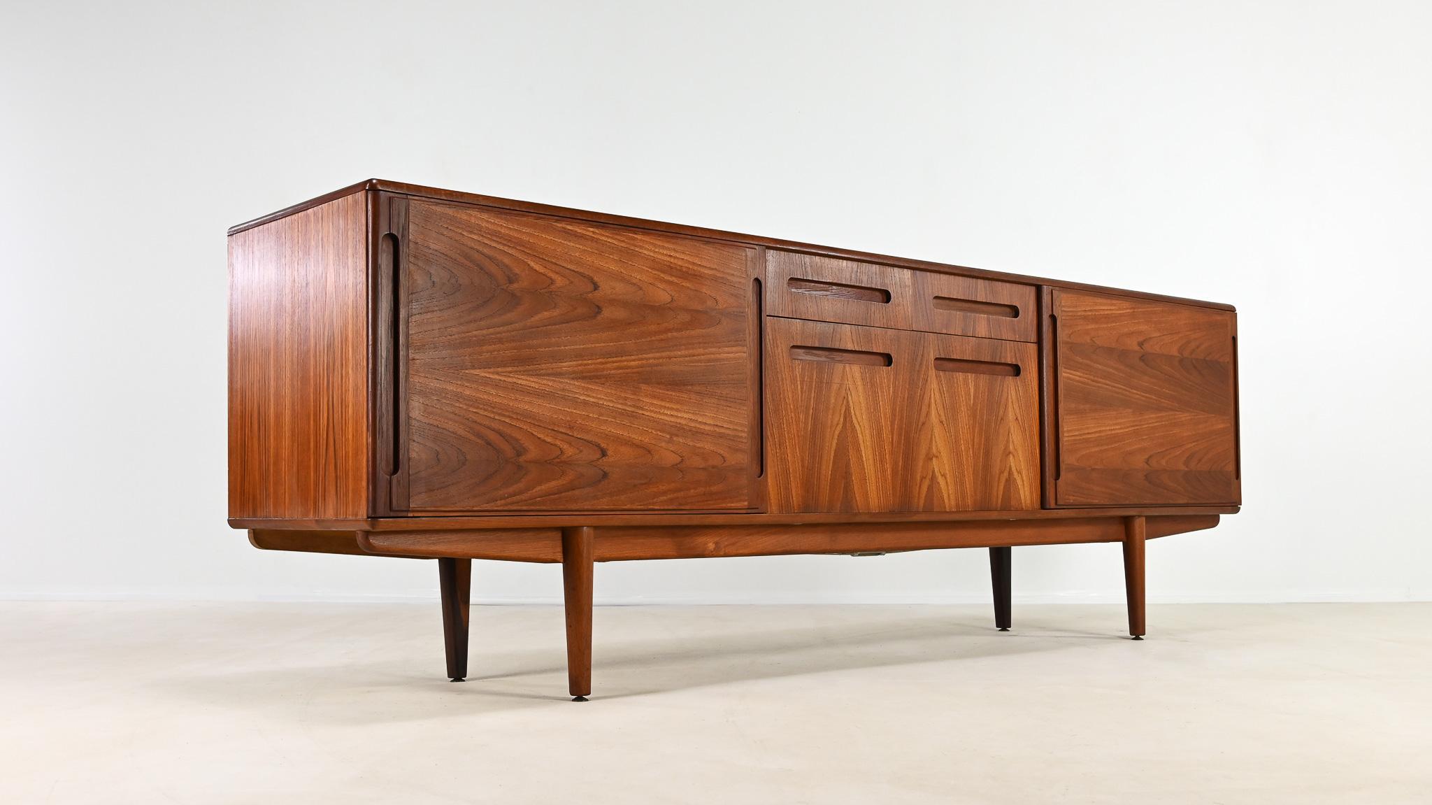 Teck Buffet danois en teck du milieu du siècle, c.1960 en vente