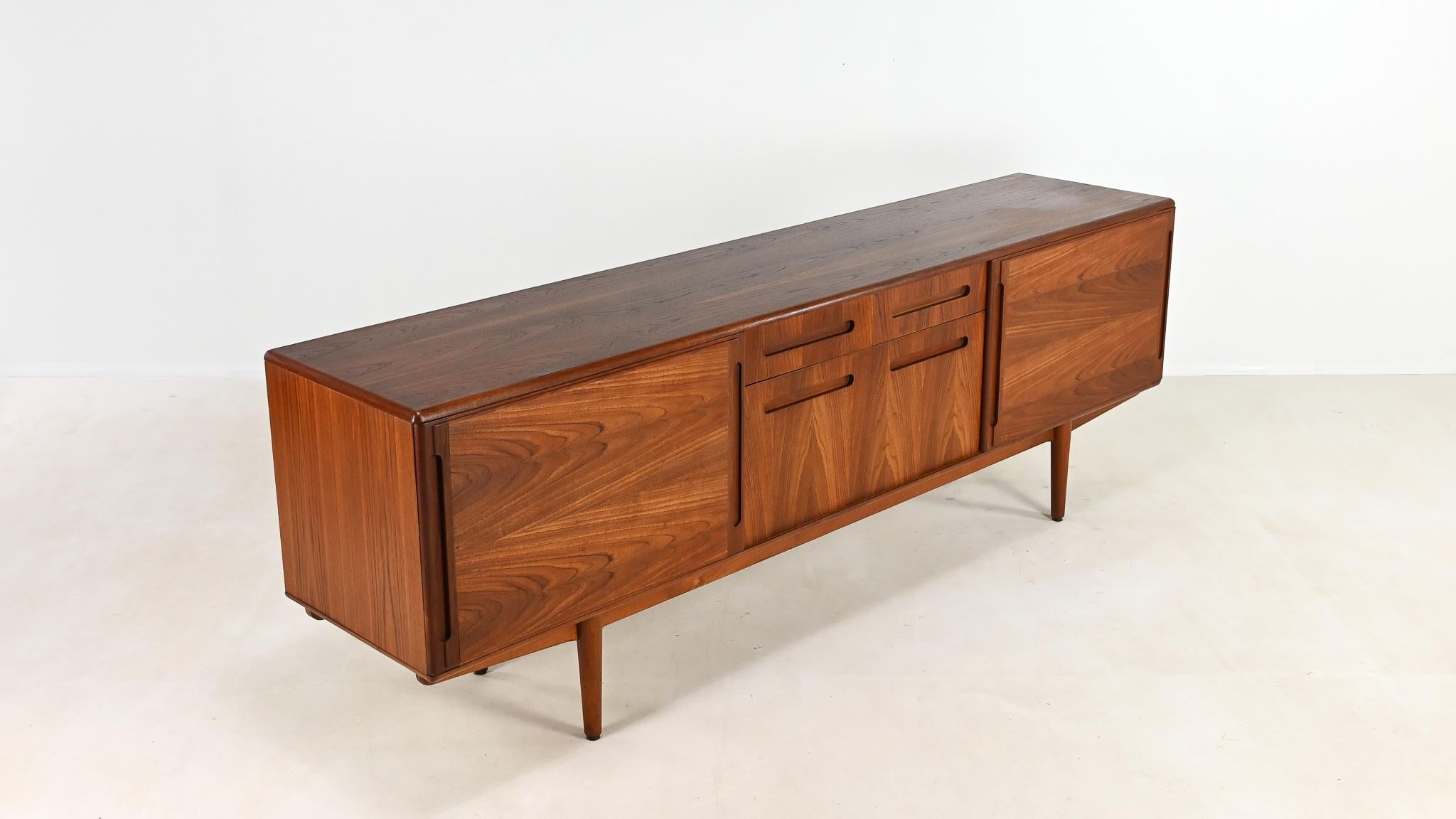 Buffet danois en teck du milieu du siècle, c.1960 en vente 1