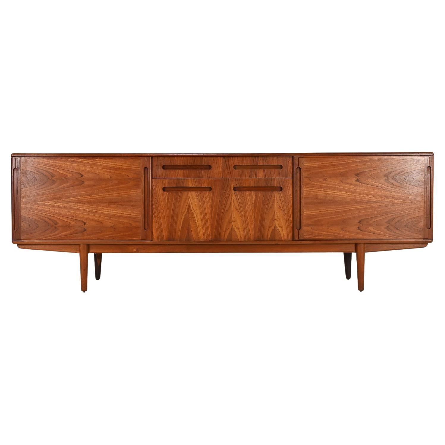Buffet danois en teck du milieu du siècle, c.1960 en vente