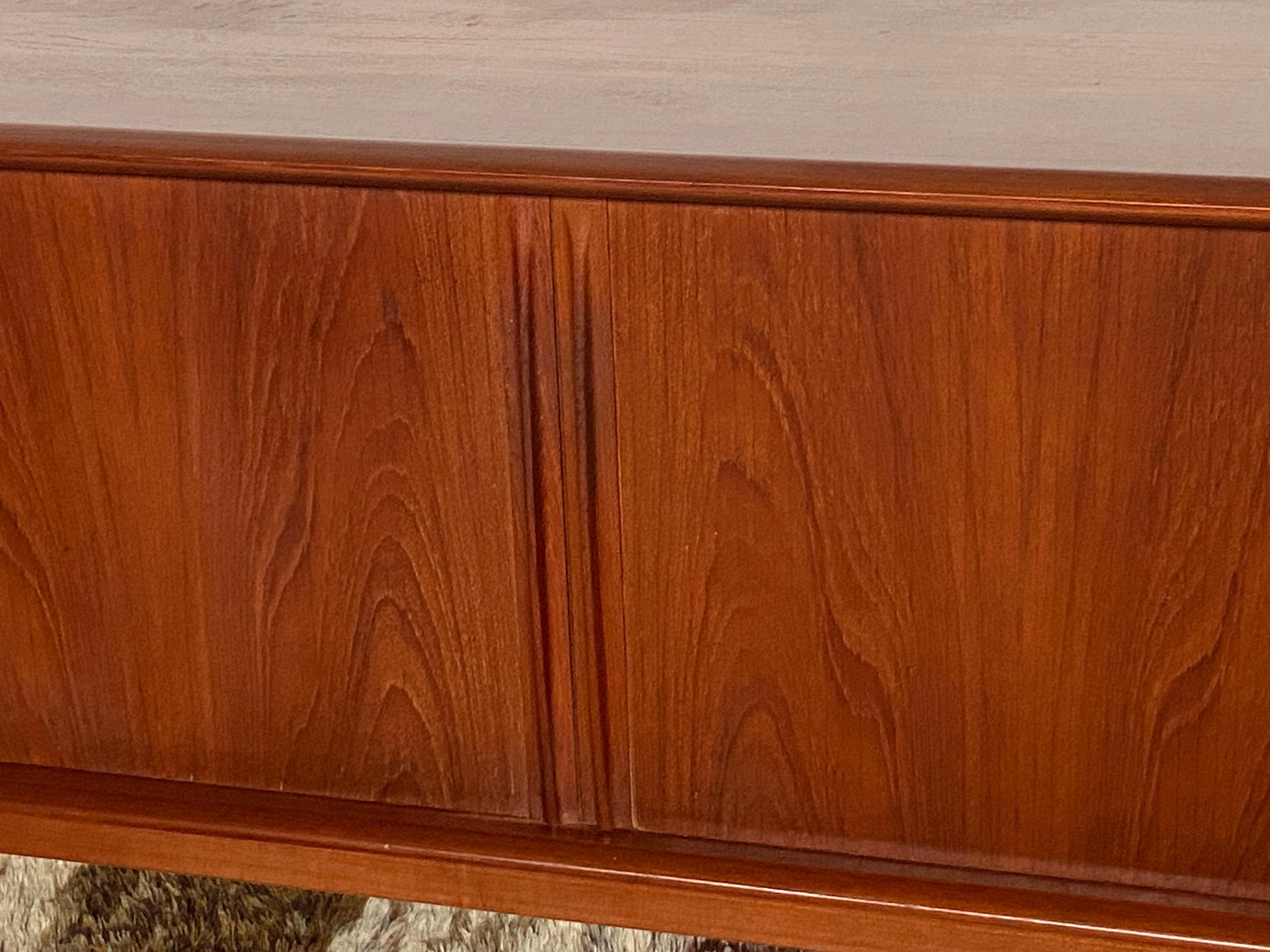 Credenza danese di metà secolo in teak di Bernhard Pedersen in vendita 4