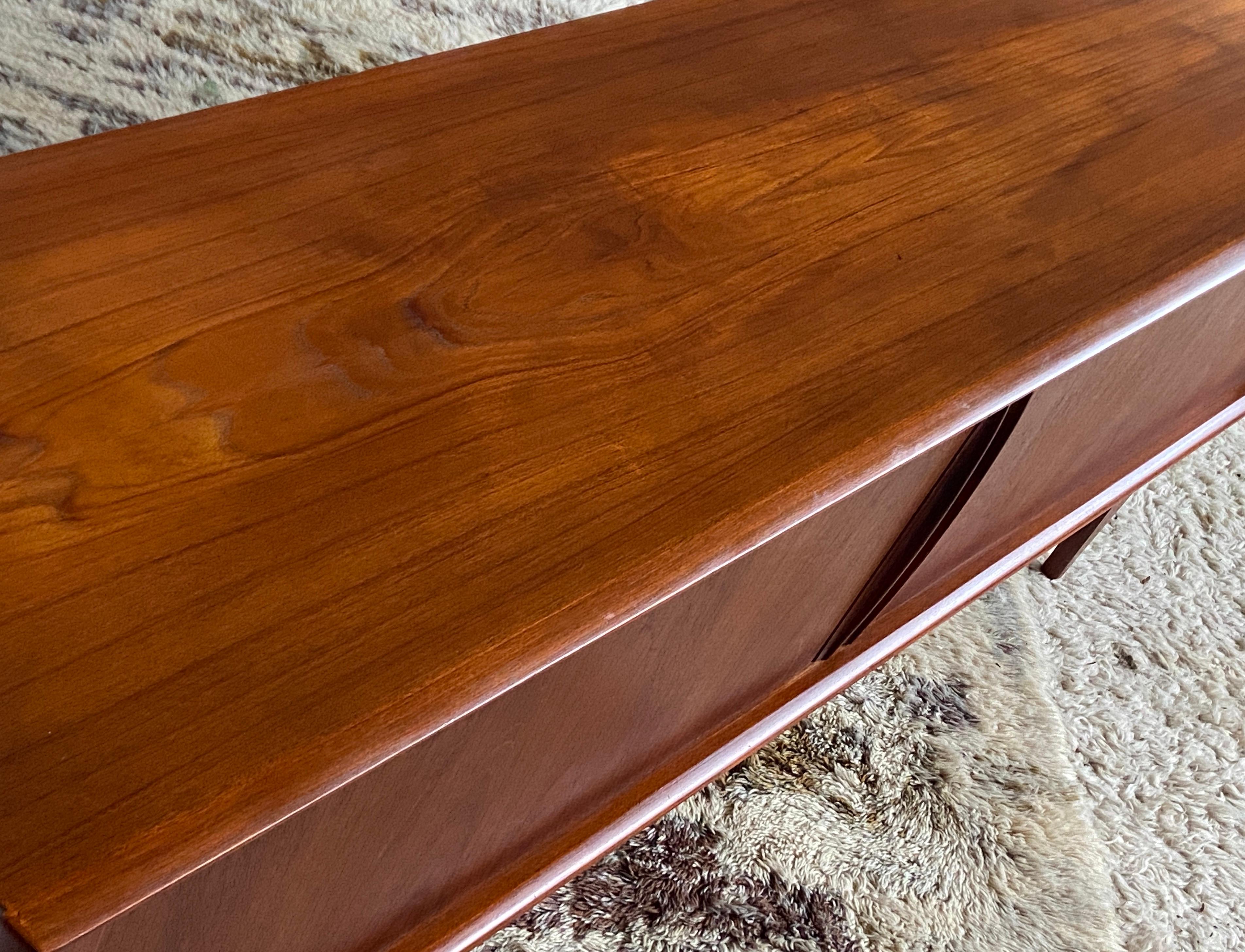 Credenza danese di metà secolo in teak di Bernhard Pedersen in vendita 5