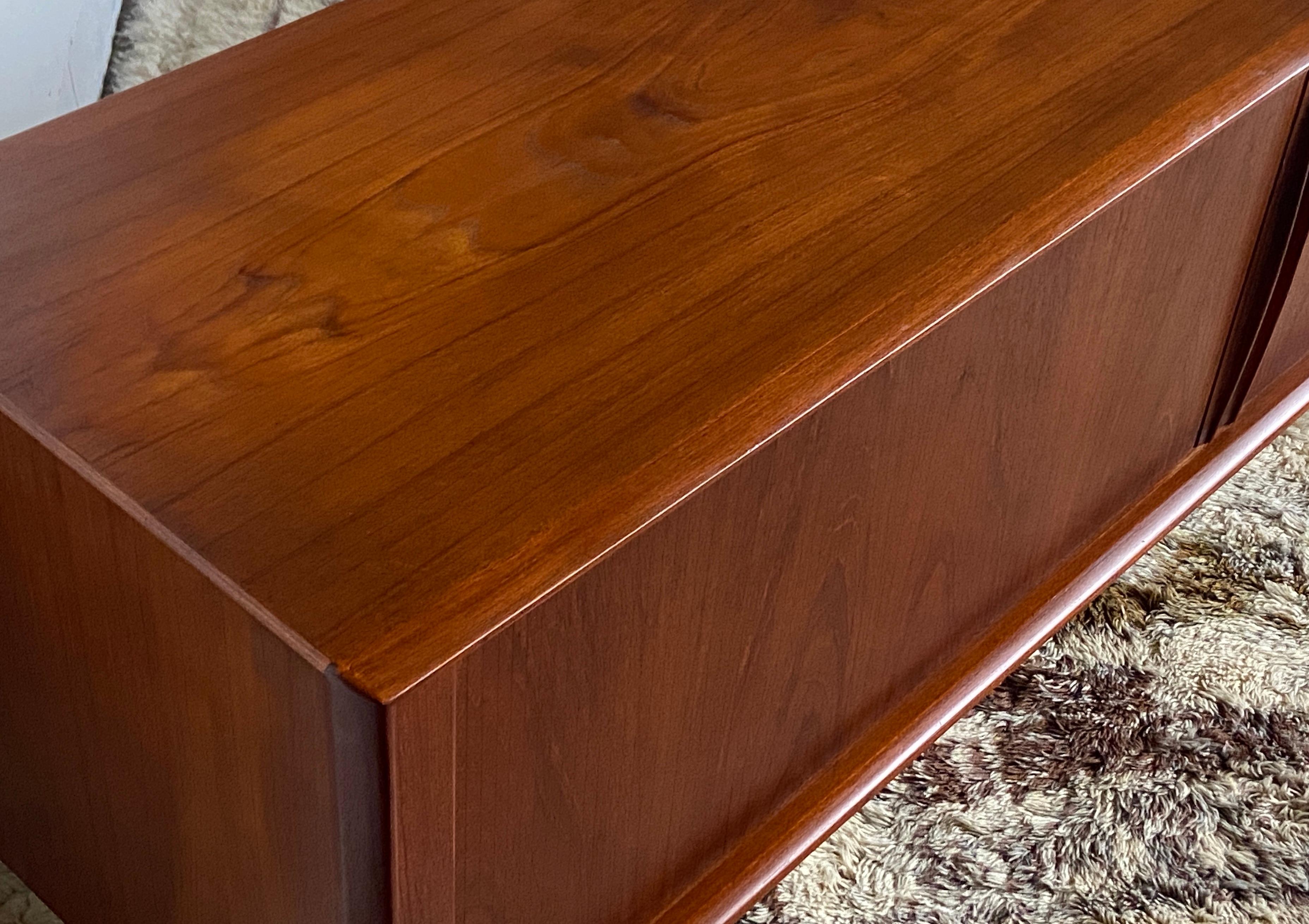 Credenza danese di metà secolo in teak di Bernhard Pedersen in vendita 6