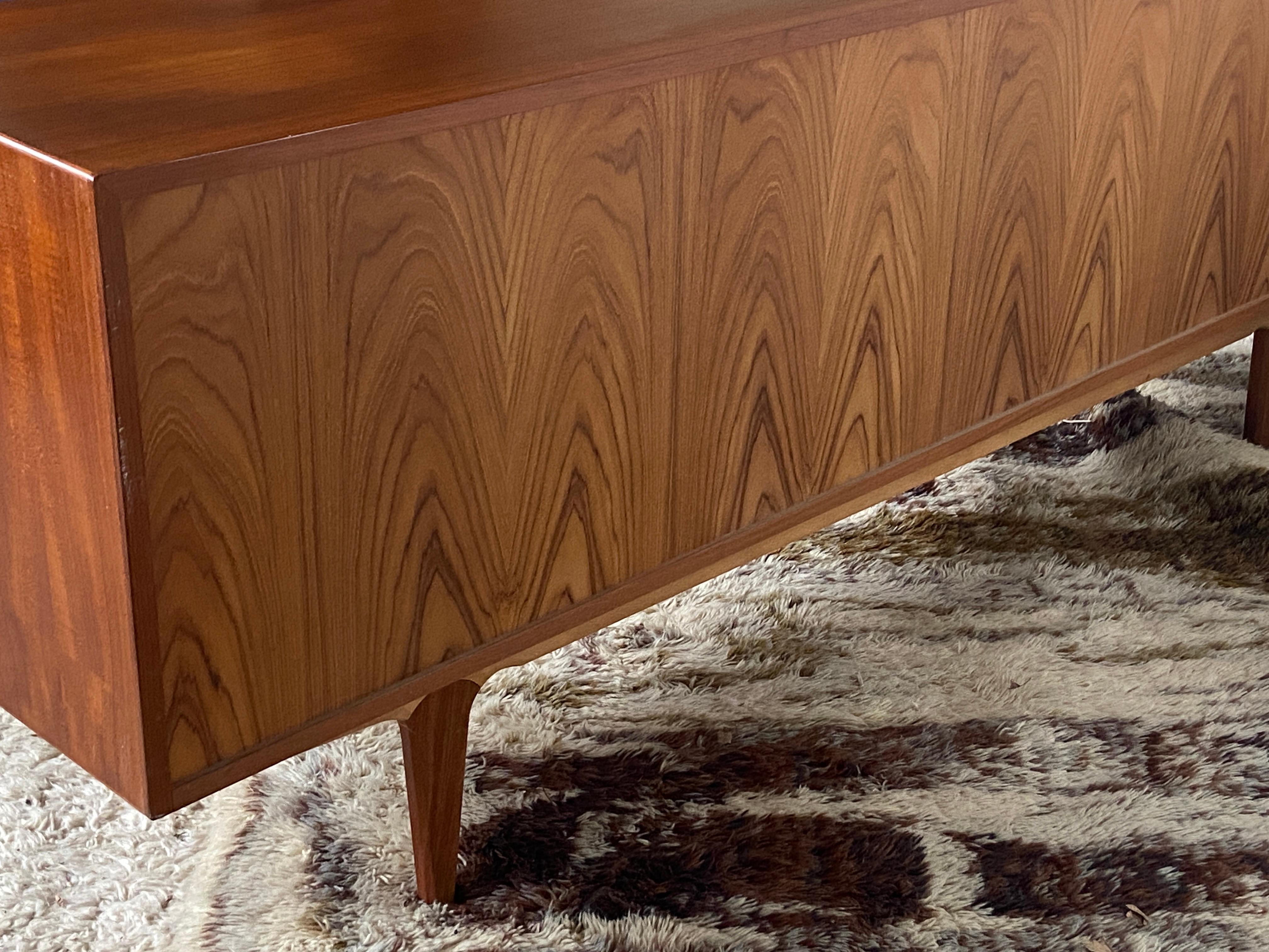 Credenza danese di metà secolo in teak di Bernhard Pedersen in vendita 8
