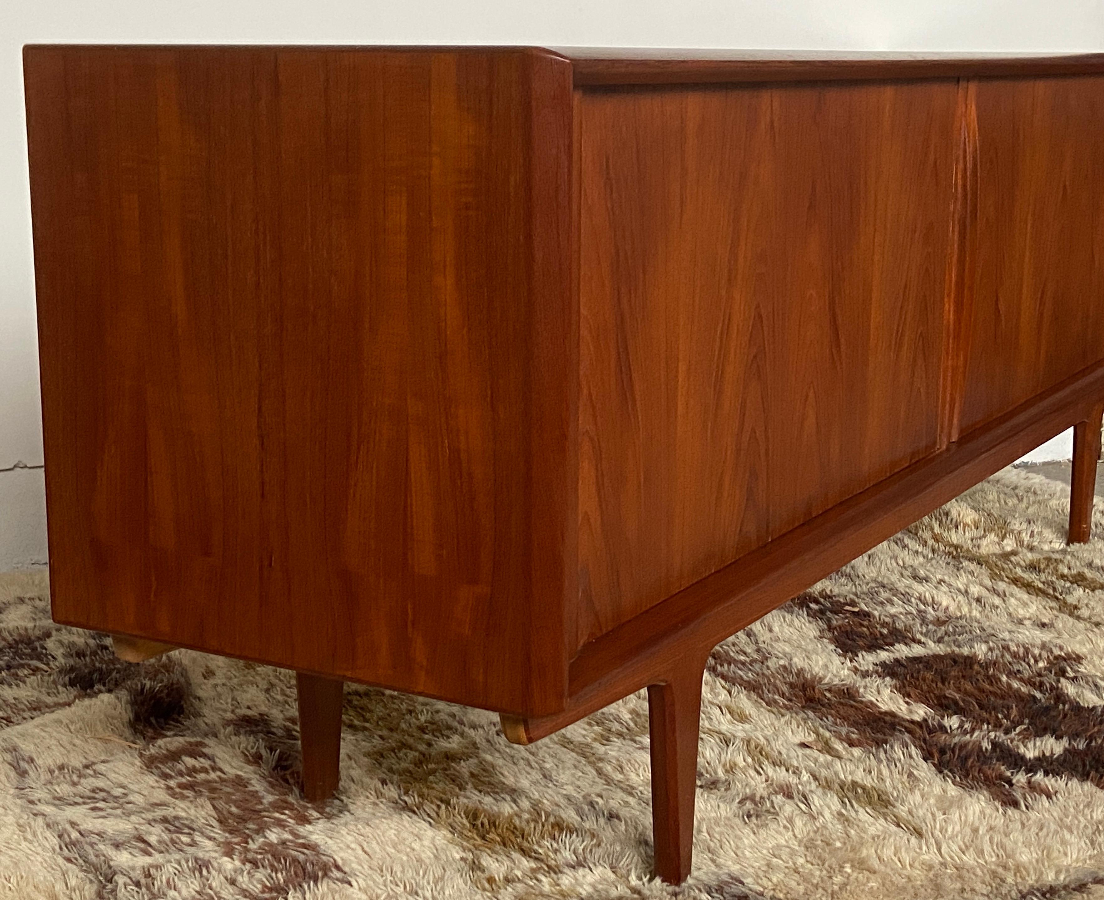 Credenza danese di metà secolo in teak di Bernhard Pedersen in vendita 7