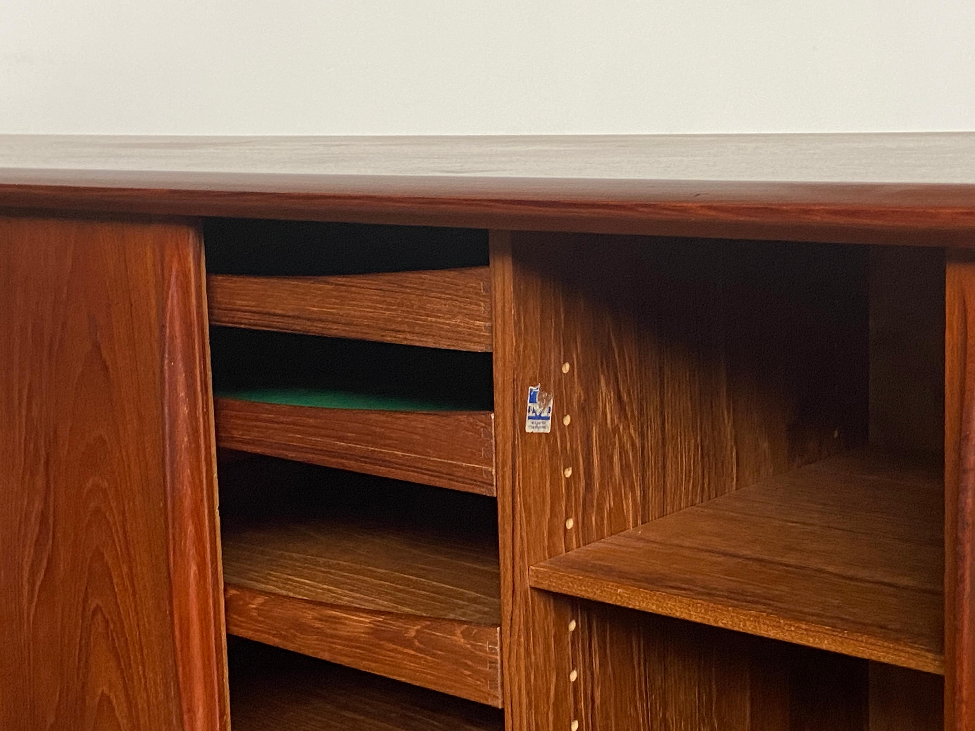 Credenza danese di metà secolo in teak di Bernhard Pedersen in vendita 9