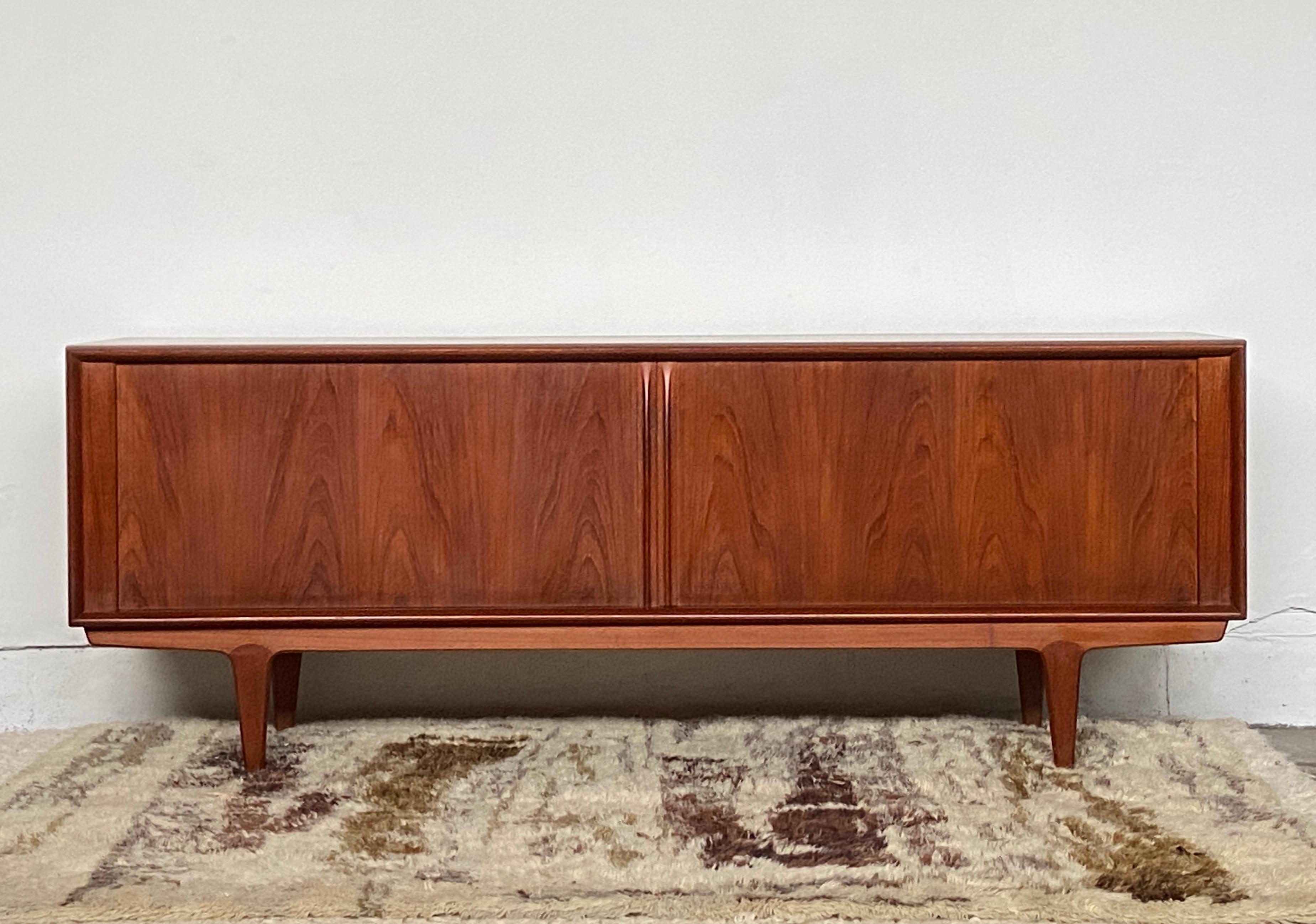 Scandinavo moderno Credenza danese di metà secolo in teak di Bernhard Pedersen in vendita