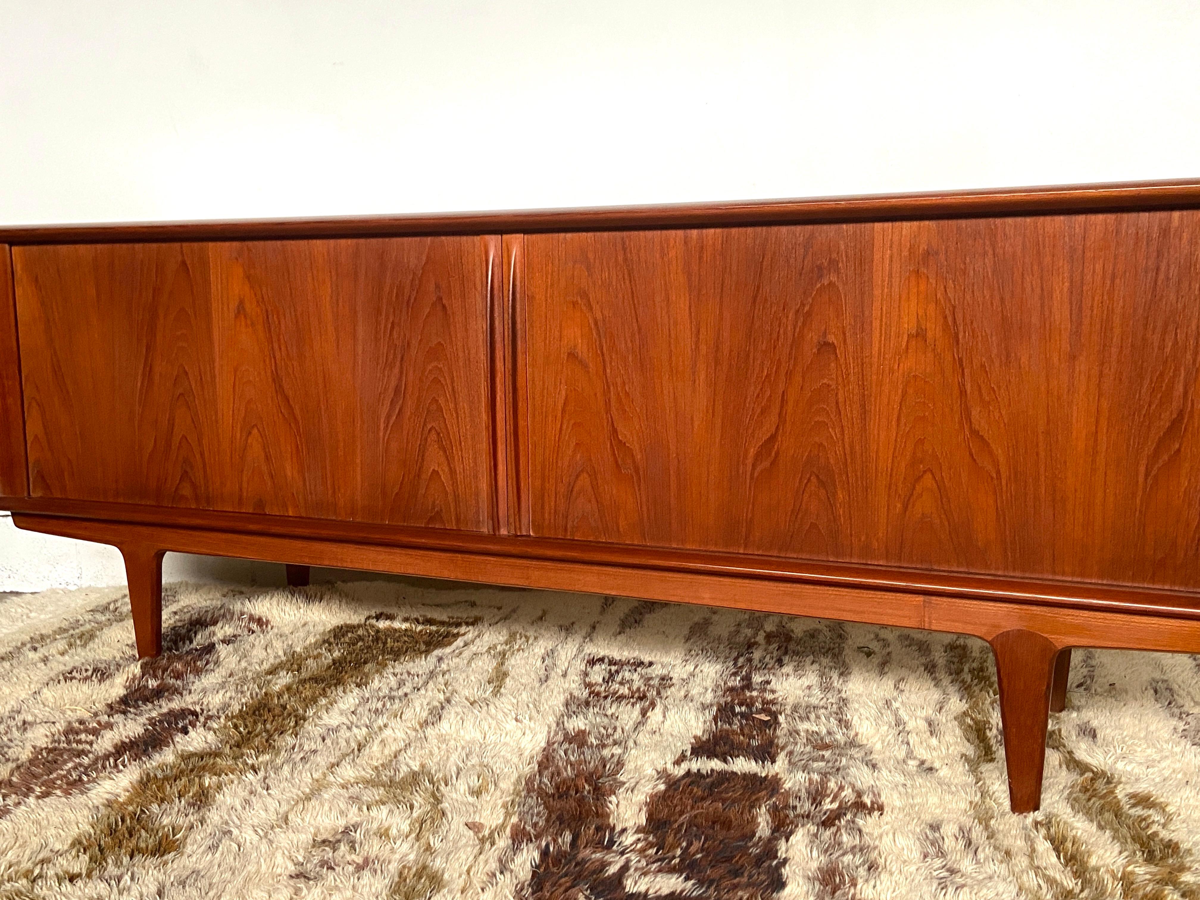 Credenza danese di metà secolo in teak di Bernhard Pedersen In condizioni buone in vendita a Liberty, NY
