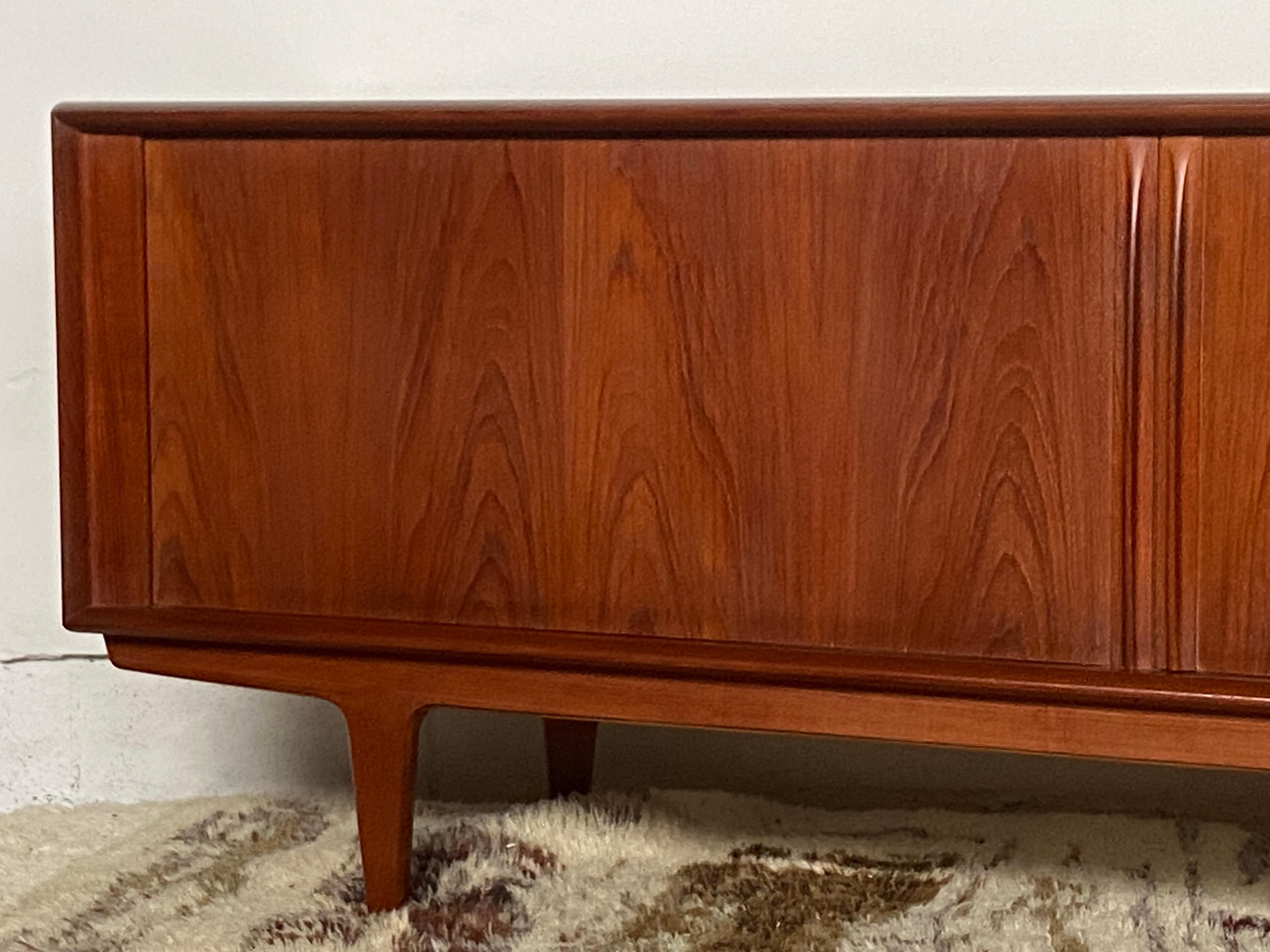 Metà XX secolo Credenza danese di metà secolo in teak di Bernhard Pedersen in vendita