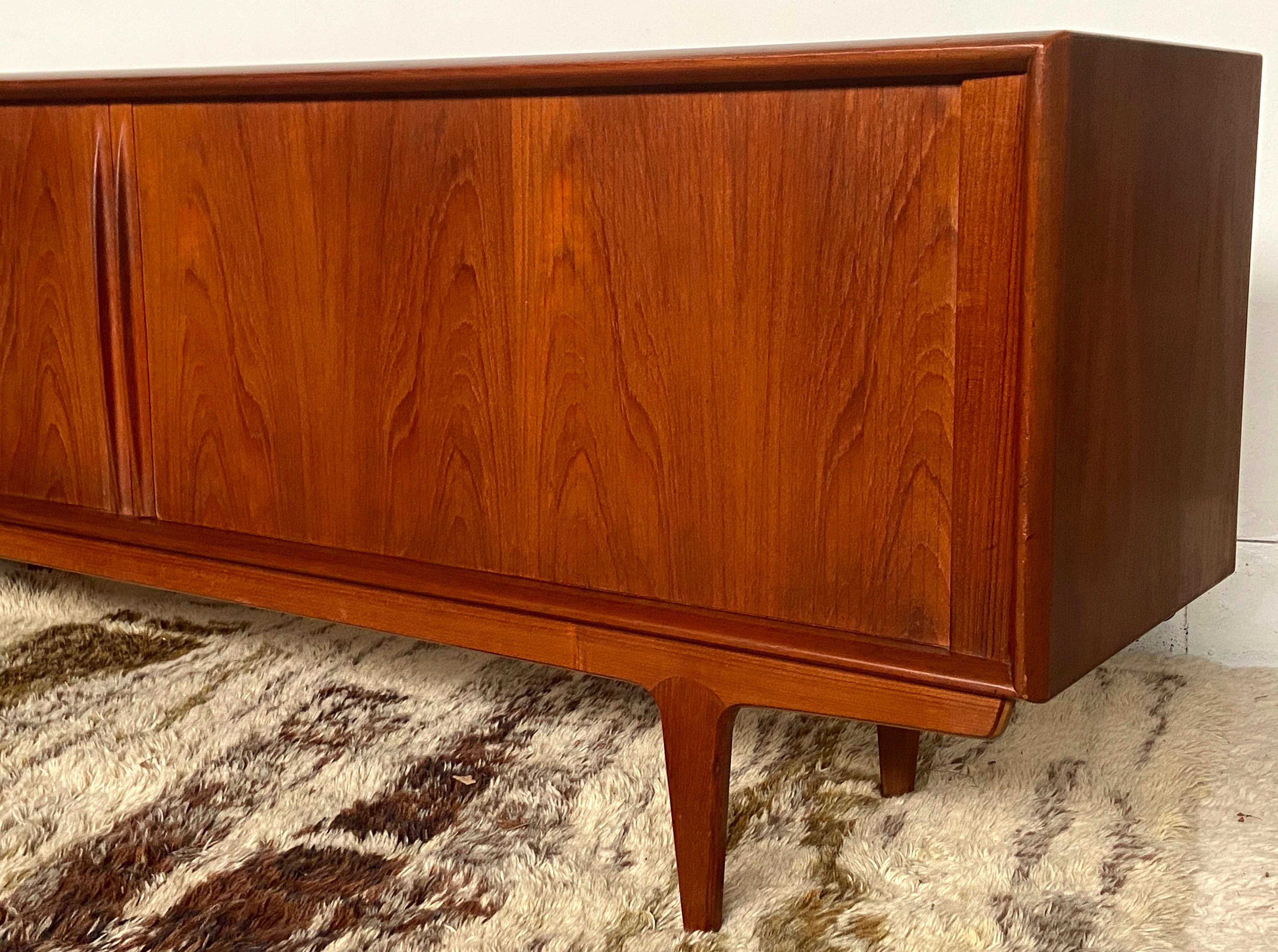 Teak Credenza danese di metà secolo in teak di Bernhard Pedersen in vendita