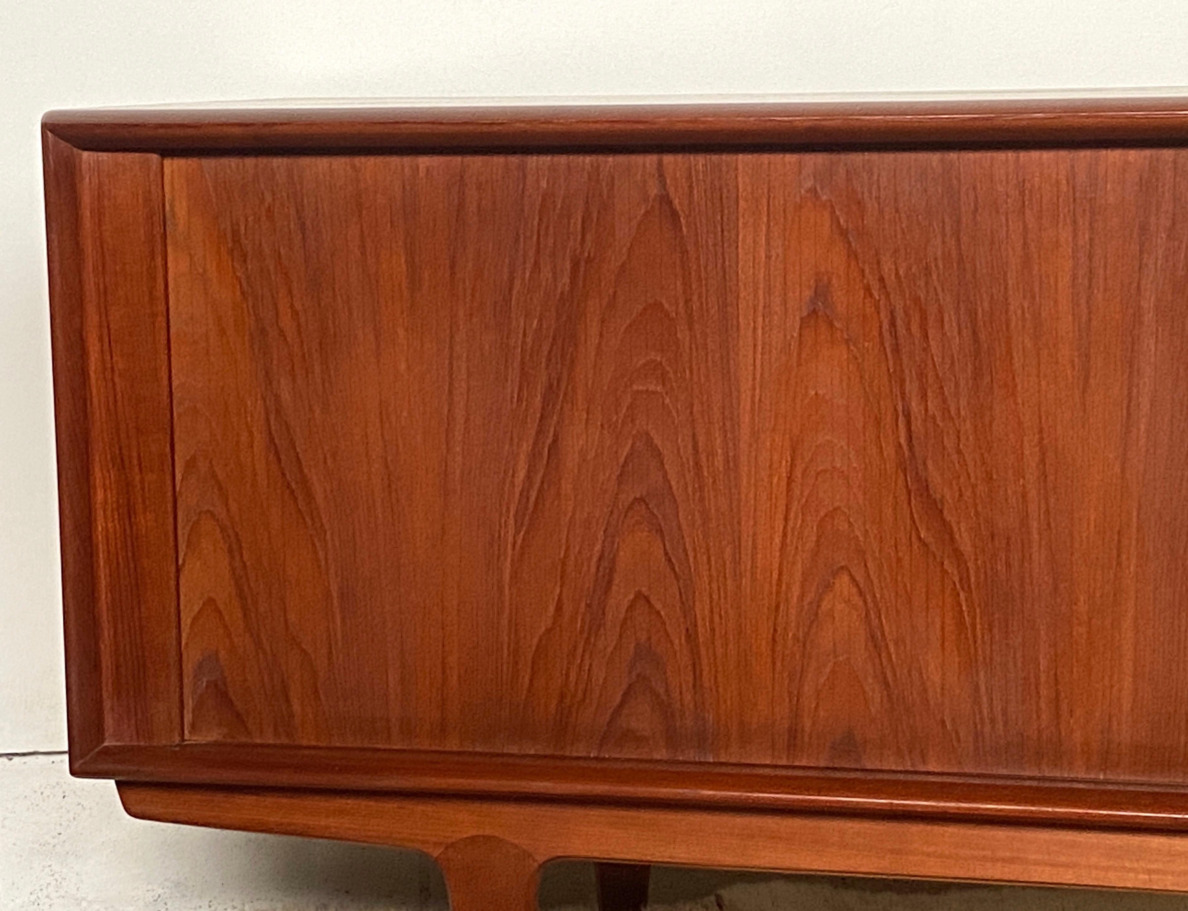Credenza danese di metà secolo in teak di Bernhard Pedersen in vendita 1