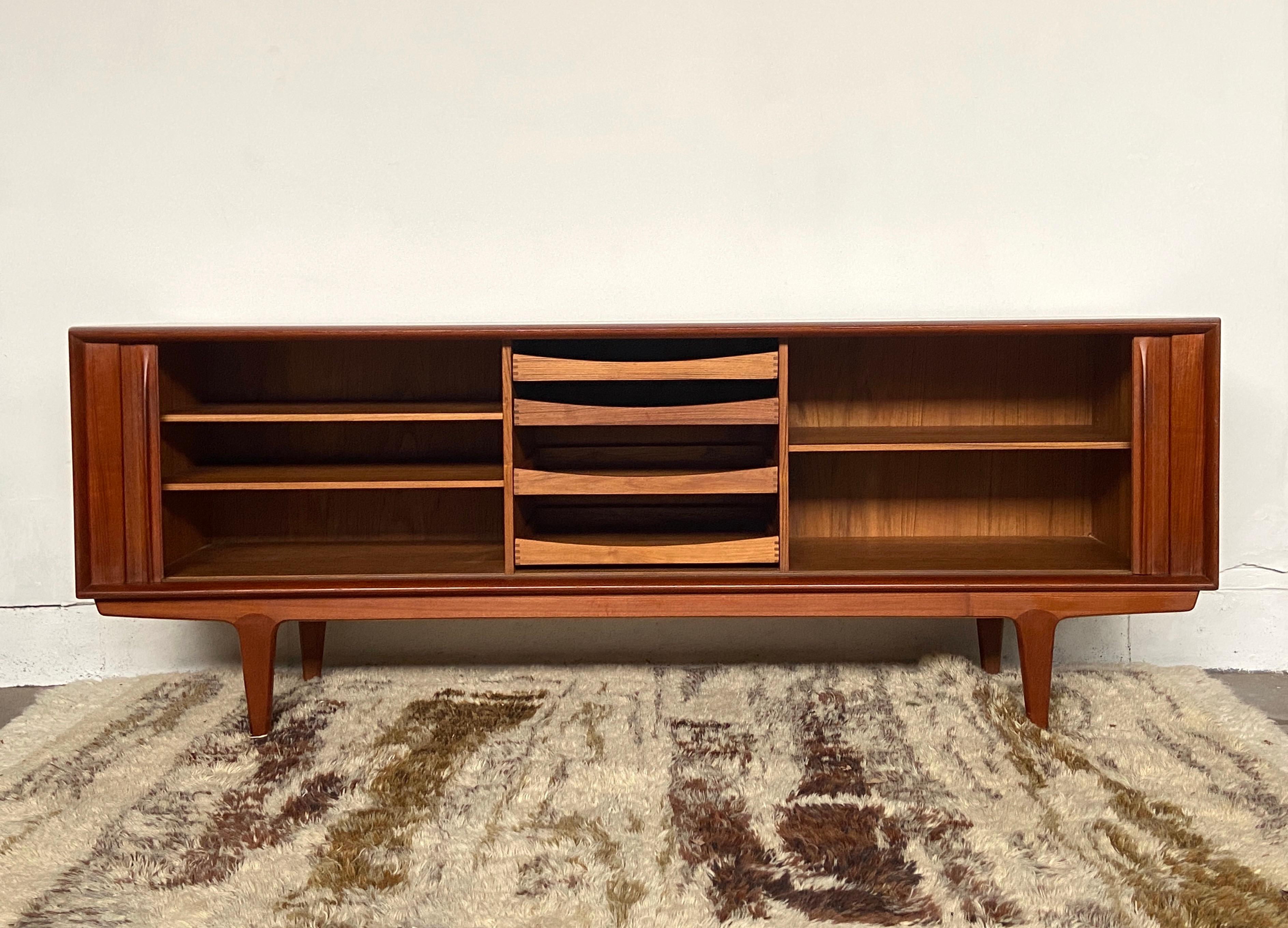 Credenza danese di metà secolo in teak di Bernhard Pedersen in vendita 2