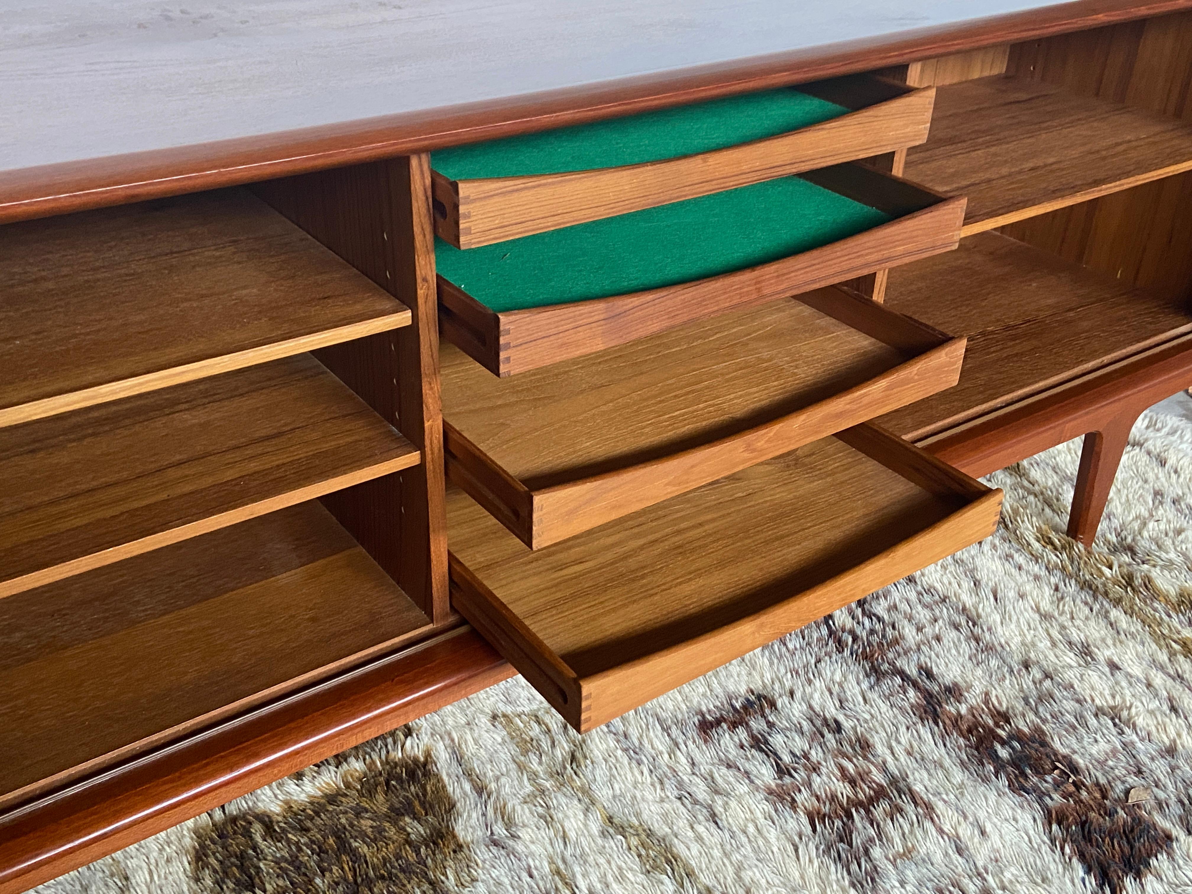 Credenza danese di metà secolo in teak di Bernhard Pedersen in vendita 3