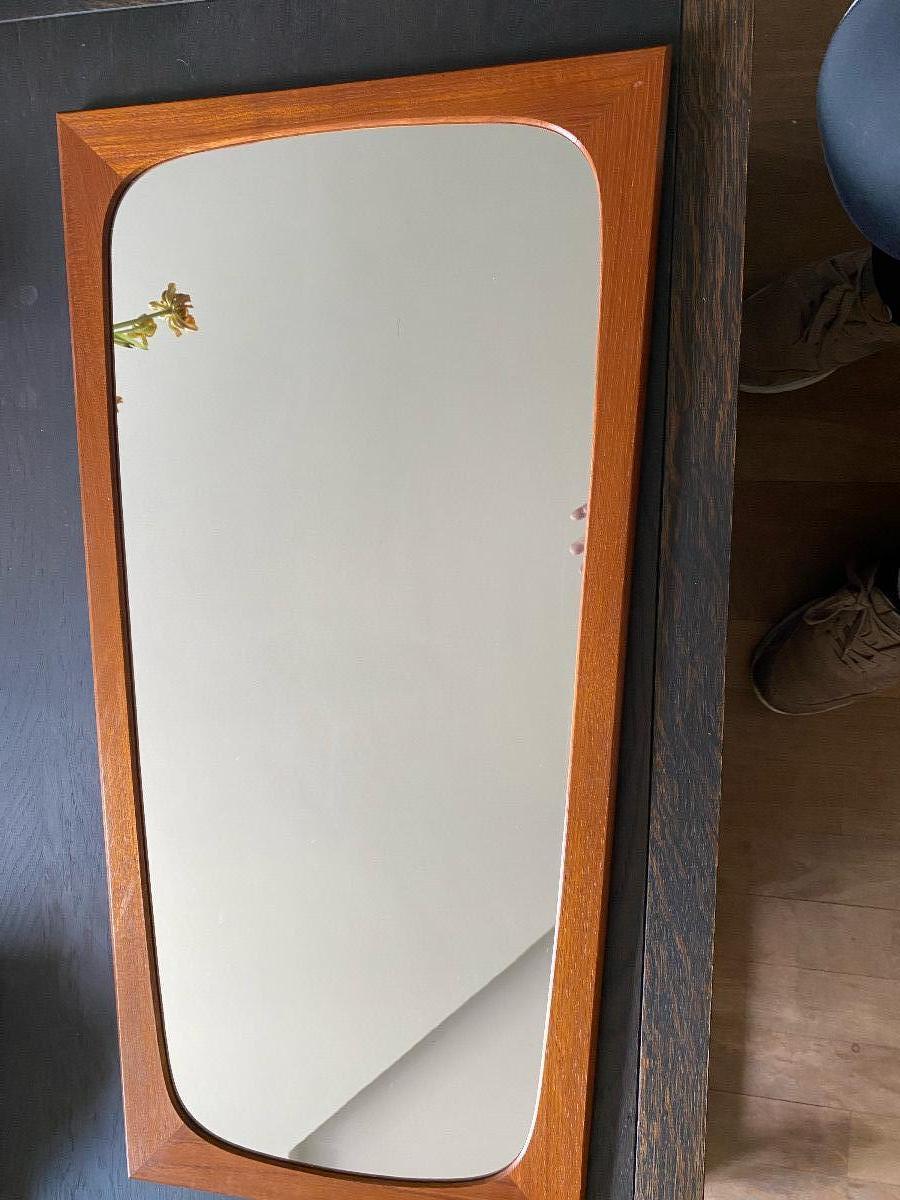 Mid-Century Danish Teak Slightly Tapered Hanging Wall Mirror Aarhus Glasimport In Good Condition For Sale In Waddinxveen, ZH