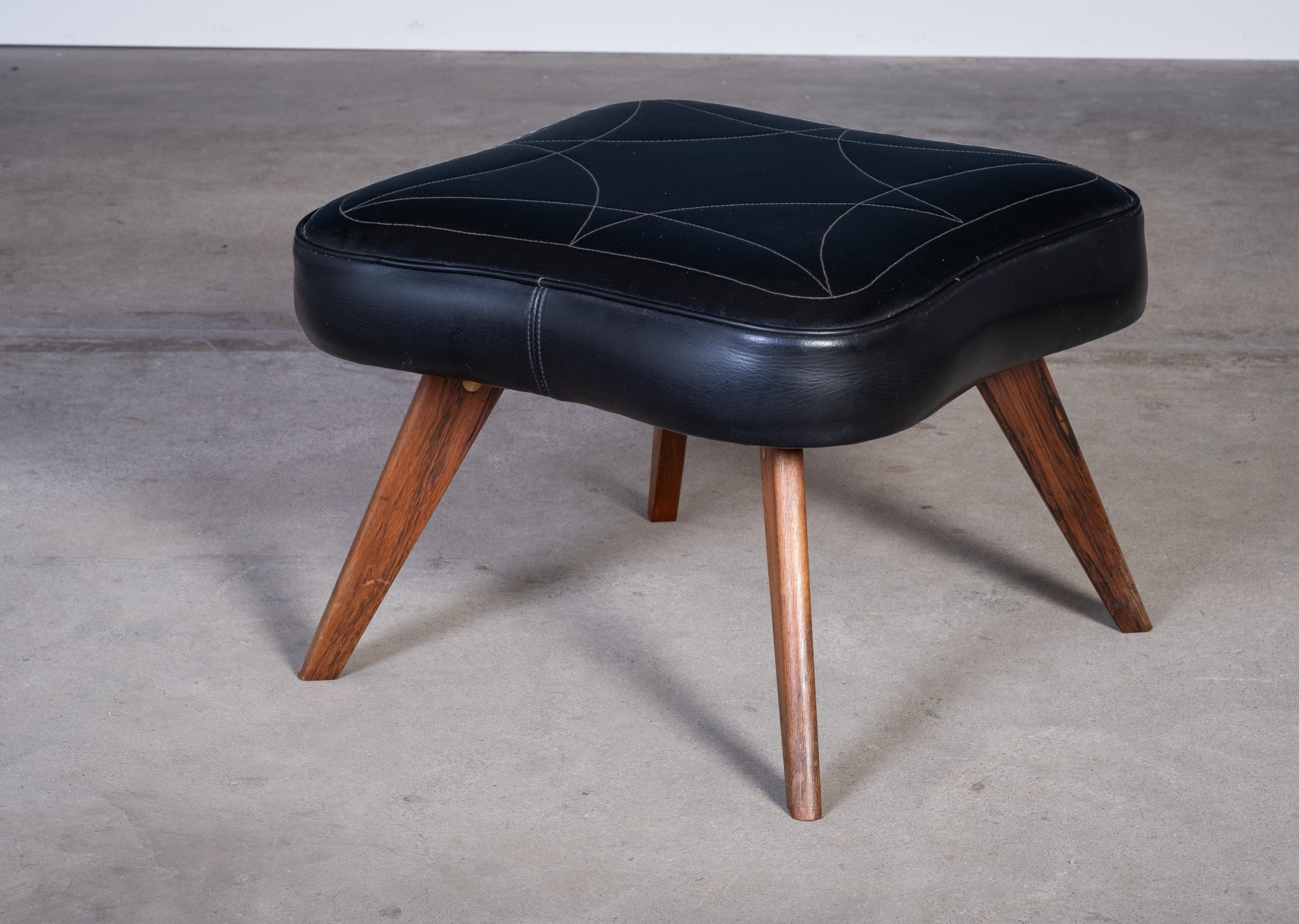 Mid-Century Modern Tabouret danois du milieu du siècle en teck avec assise en cuir noir, années 1960 en vente