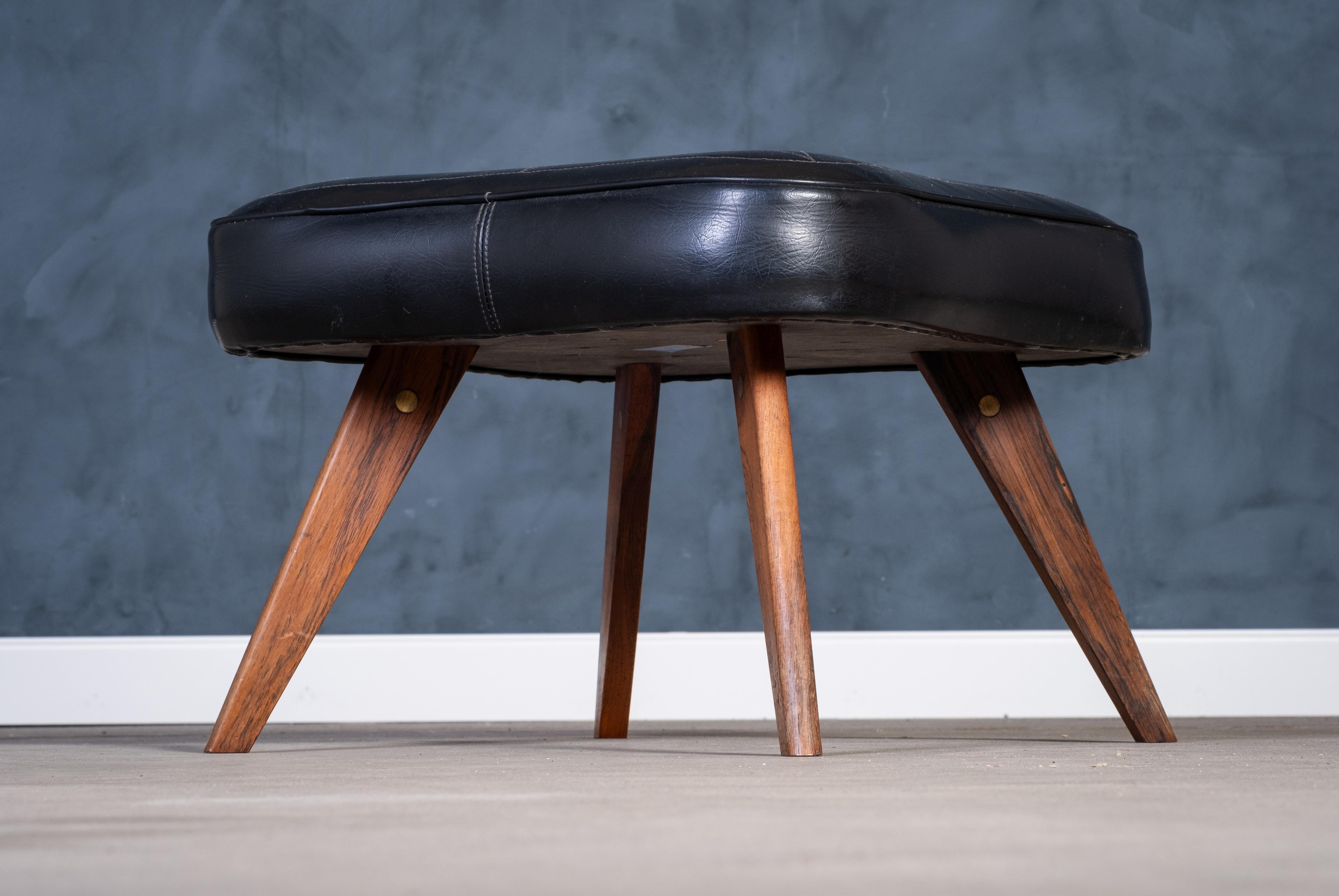 Danois Tabouret danois du milieu du siècle en teck avec assise en cuir noir, années 1960 en vente