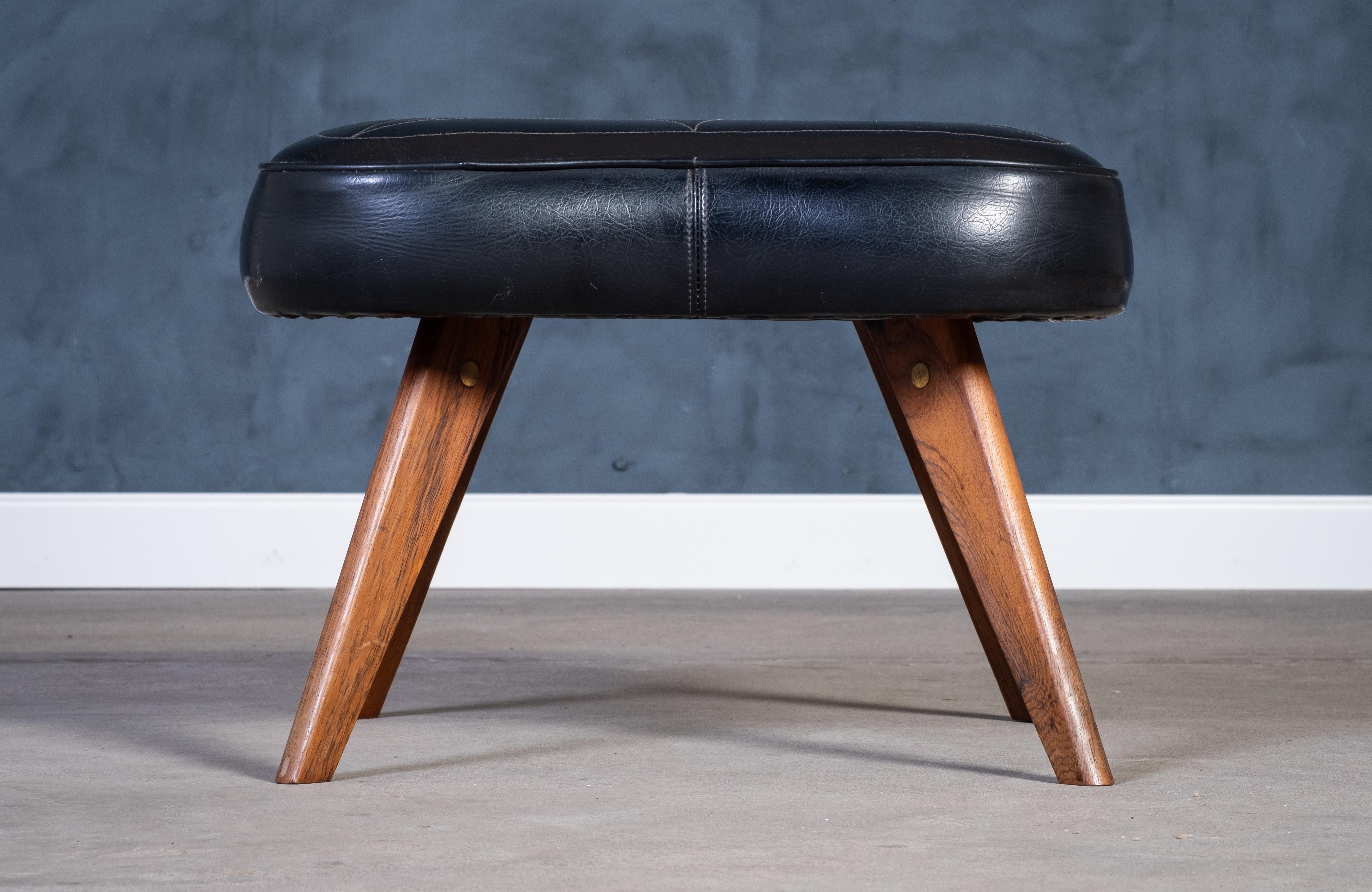Tabouret danois du milieu du siècle en teck avec assise en cuir noir, années 1960 Bon état - En vente à Nørre Aaby, DK