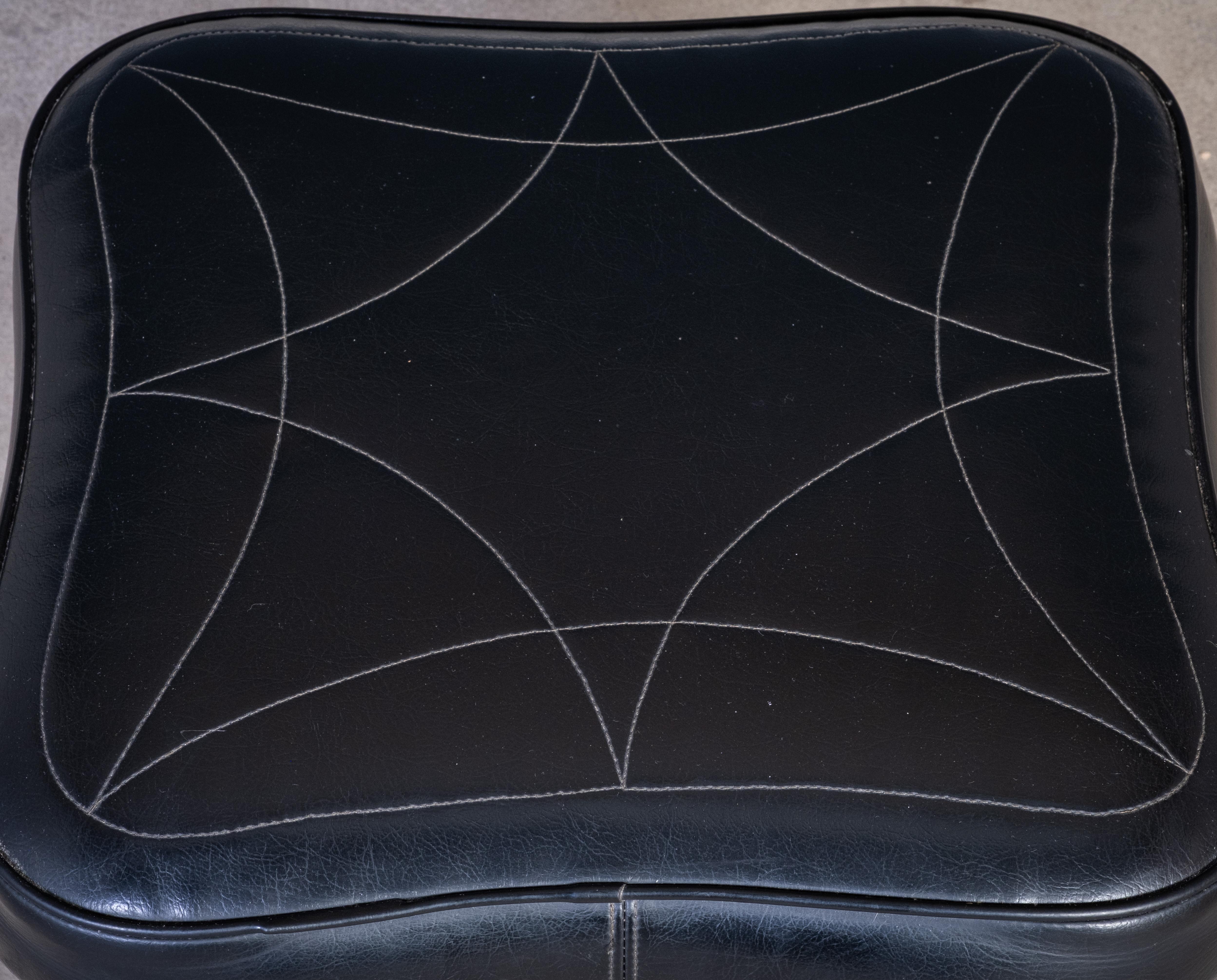 Milieu du XXe siècle Tabouret danois du milieu du siècle en teck avec assise en cuir noir, années 1960 en vente