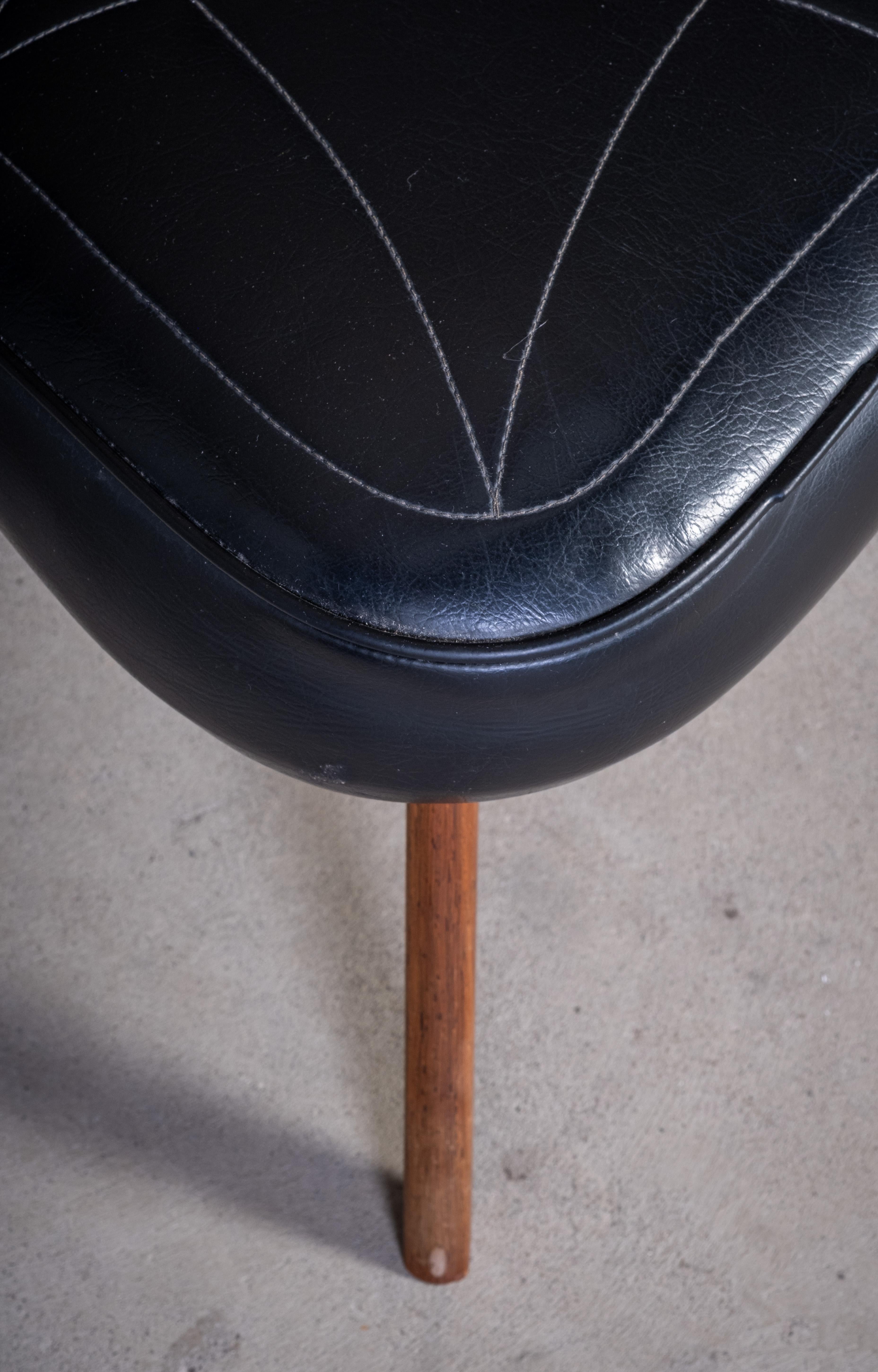 Bois de rose Tabouret danois du milieu du siècle en teck avec assise en cuir noir, années 1960 en vente