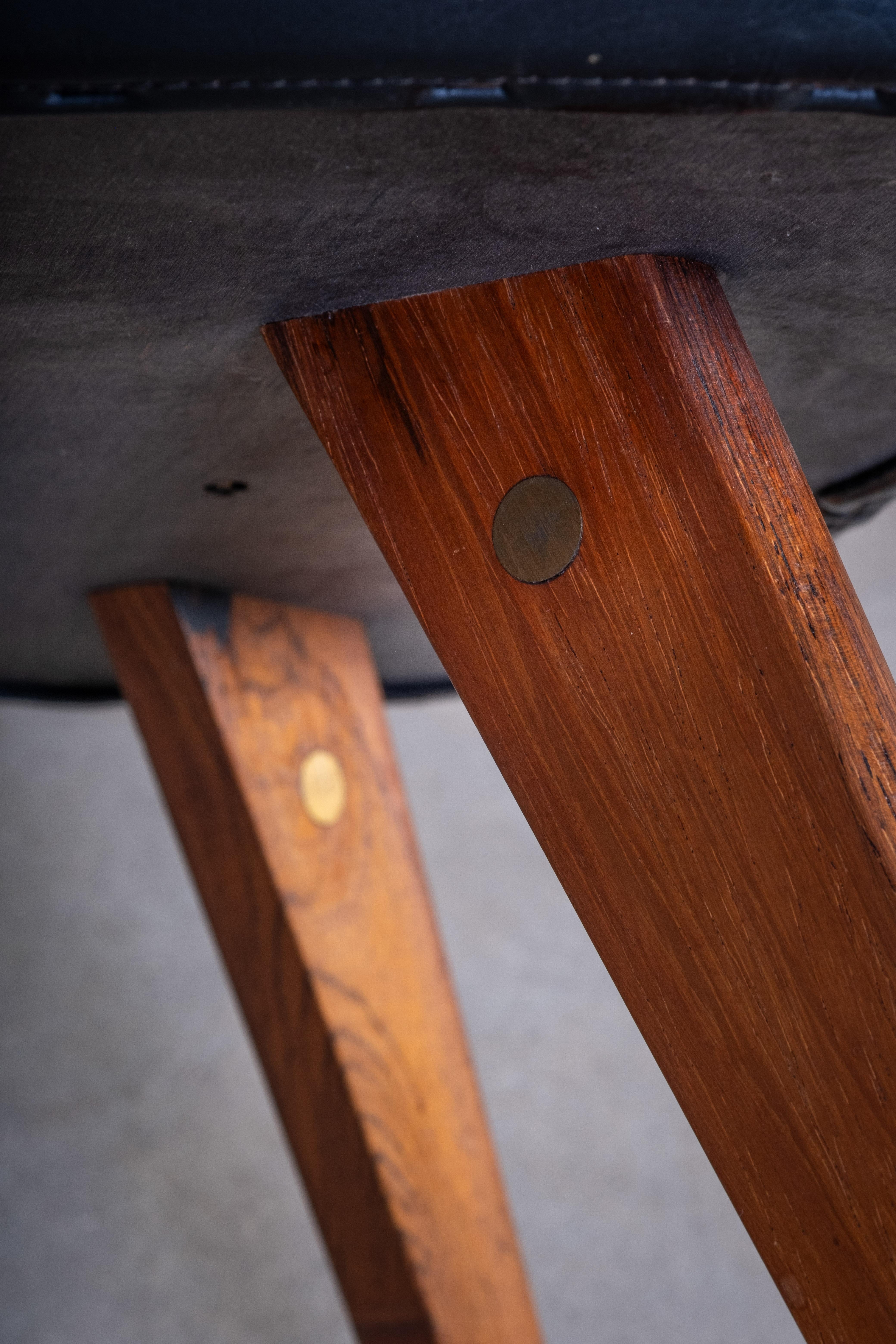 Tabouret danois du milieu du siècle en teck avec assise en cuir noir, années 1960 en vente 1
