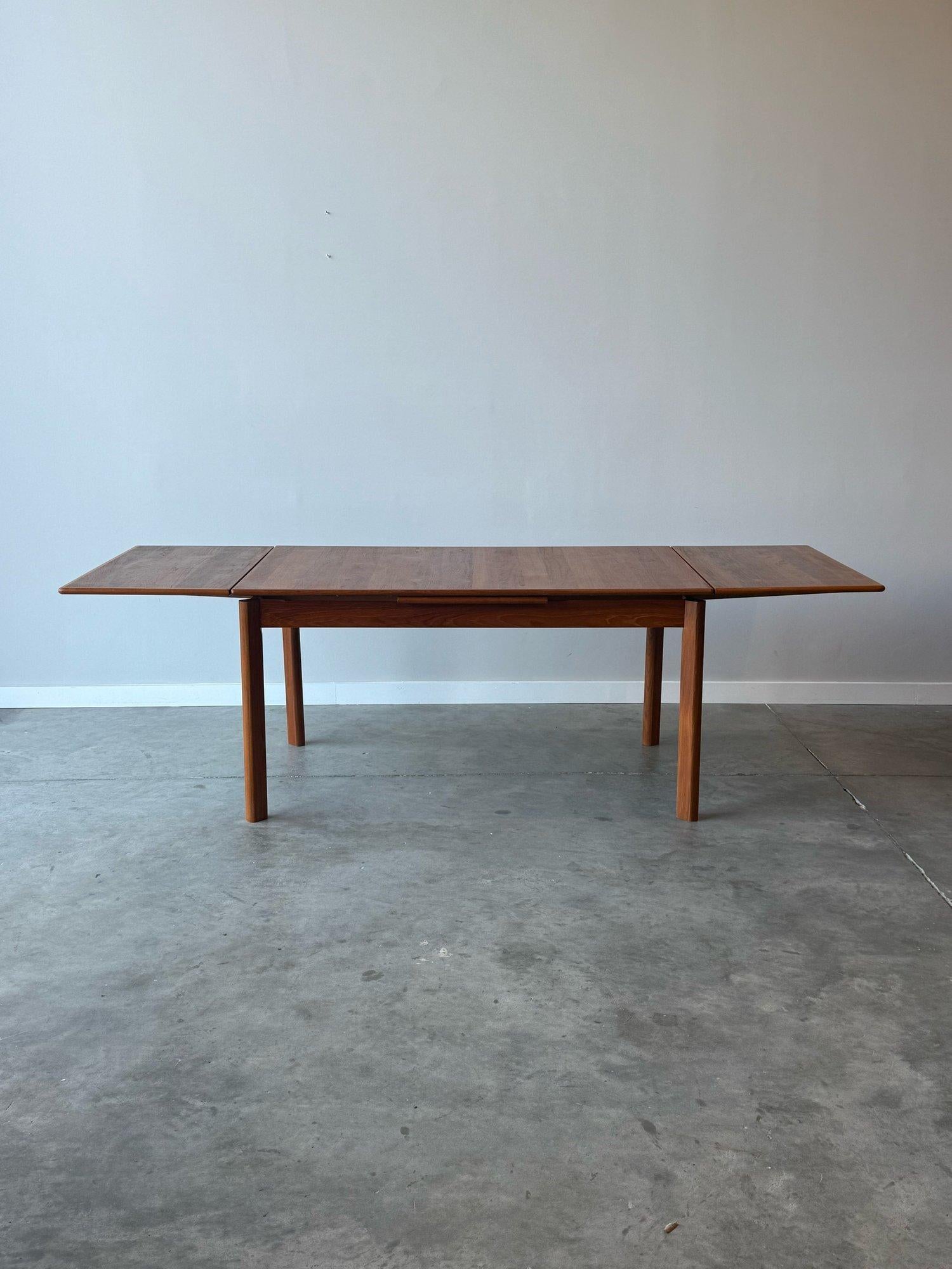 Mid-Century Modern Table danoise en teck du milieu du siècle avec deux abattants en vente