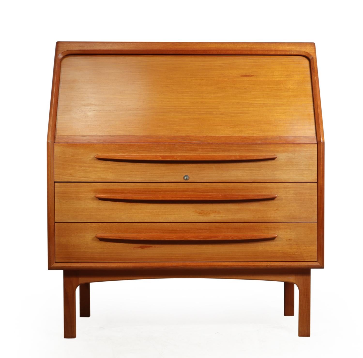 Midcentury Danish Teak Tambour Door Bureau, circa 1960
This Danish original 1960s, midcentury Teak Bureau has a tambour door top section with automatic opening on pulling the door. It has finger jointed drawer and a sliding divider. It is in Very