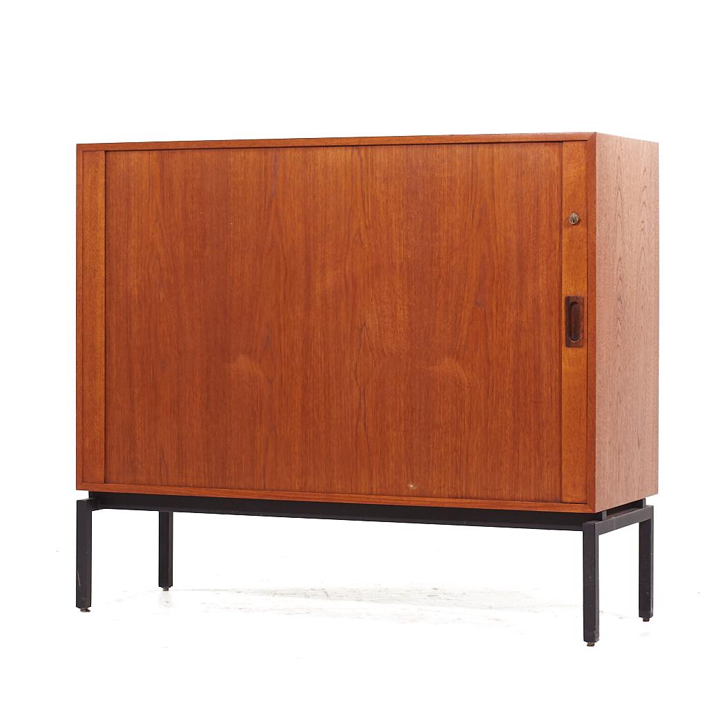 Fine XX secolo Credenza danese di metà secolo con ante a tamburo in teak - Coppia in vendita