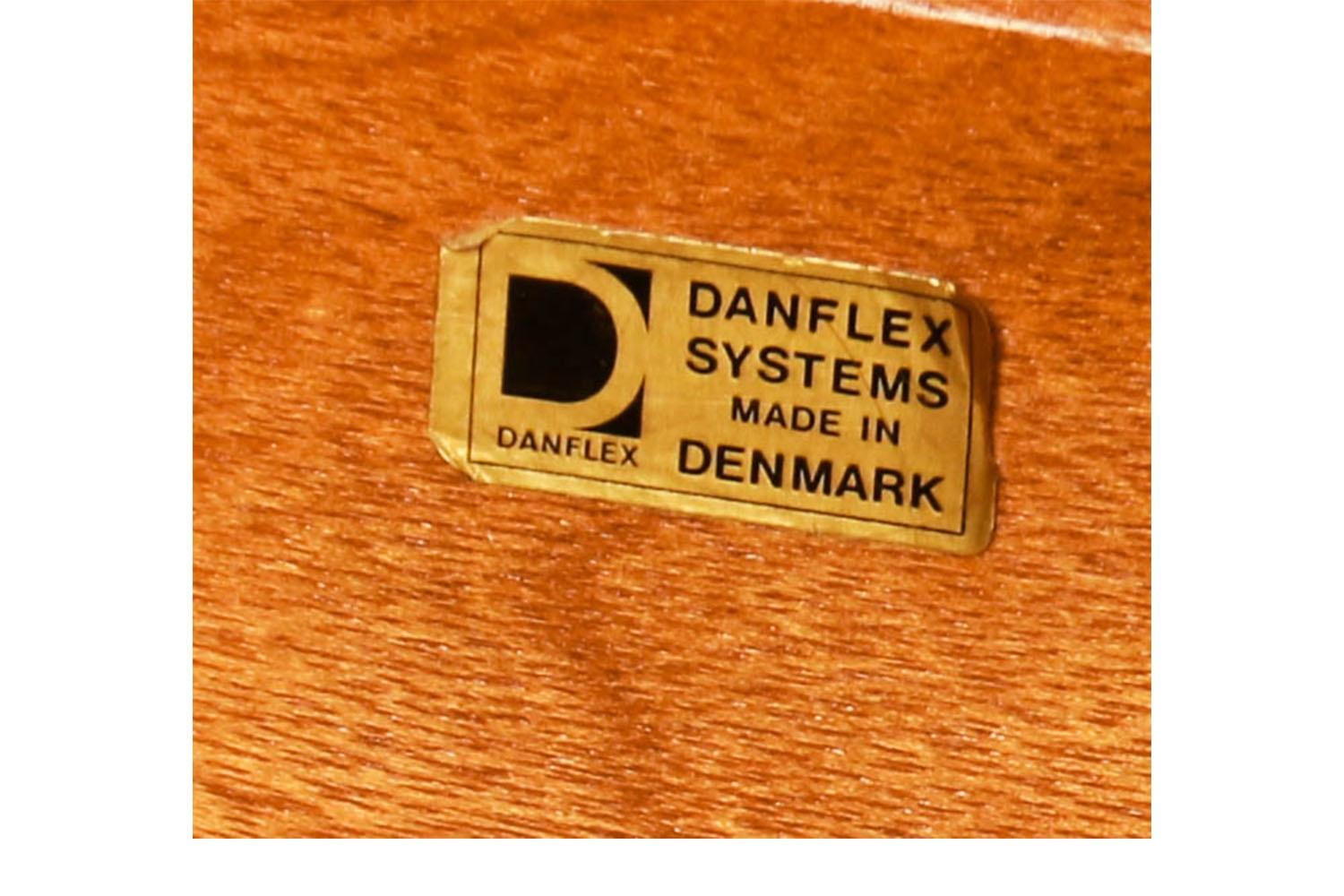 Fin du 20e siècle Commode danoise du milieu du siècle en teck à porte à tambour  en vente