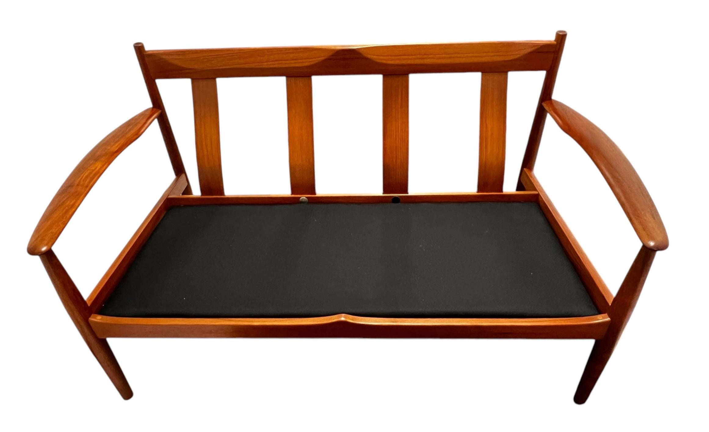 Divano a due posti in teak danese di metà secolo di Grete Jalk per France & Son in vendita 6