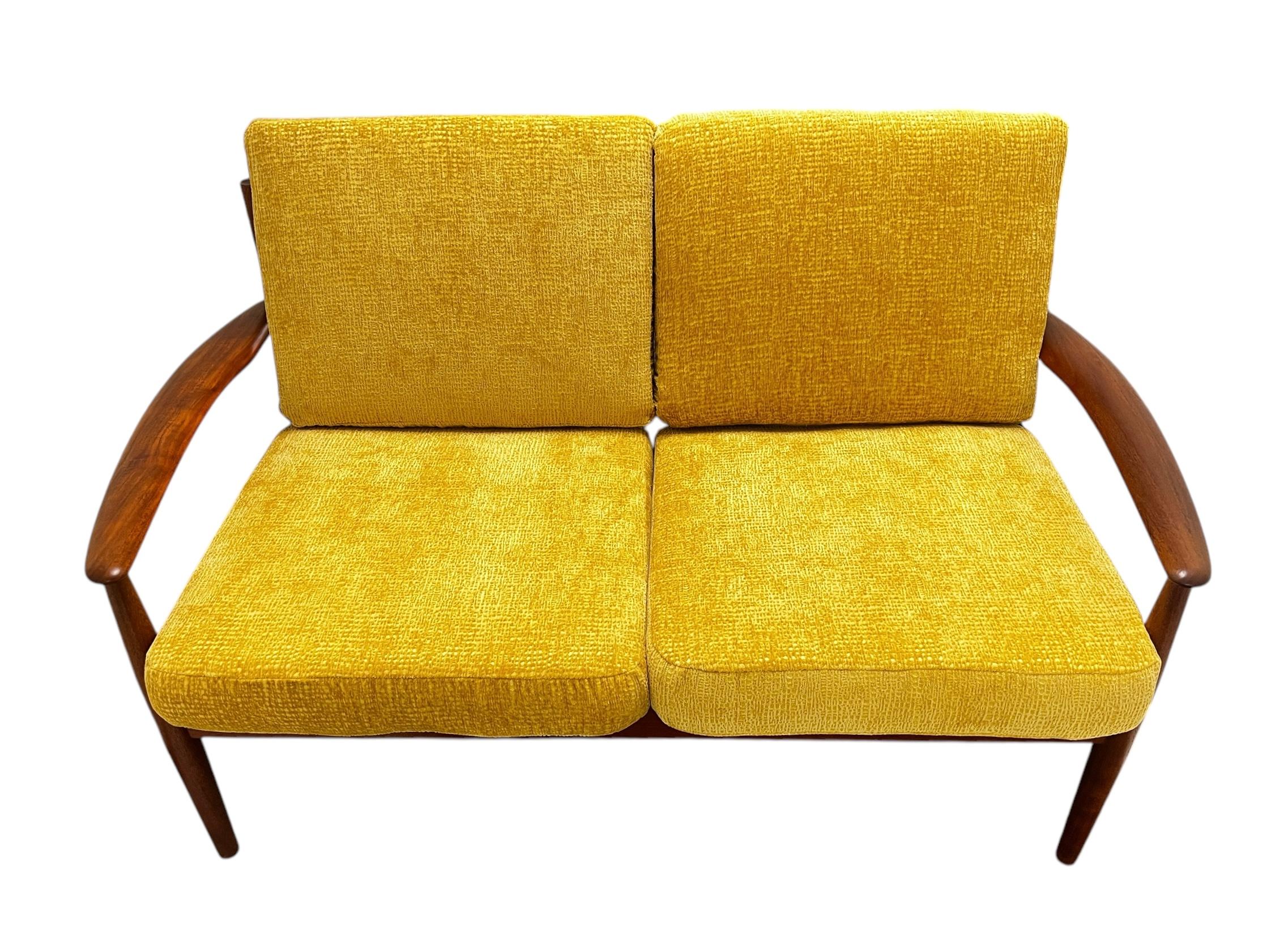 Splendido divano a due posti in teak danese della metà del secolo scorso di Grete Jalk per France & Son. Modello 118/2. Eccellenti condizioni d'epoca con lievi segni di usura. È stato rivestito di recente con un morbido tessuto di velluto giallo. Il