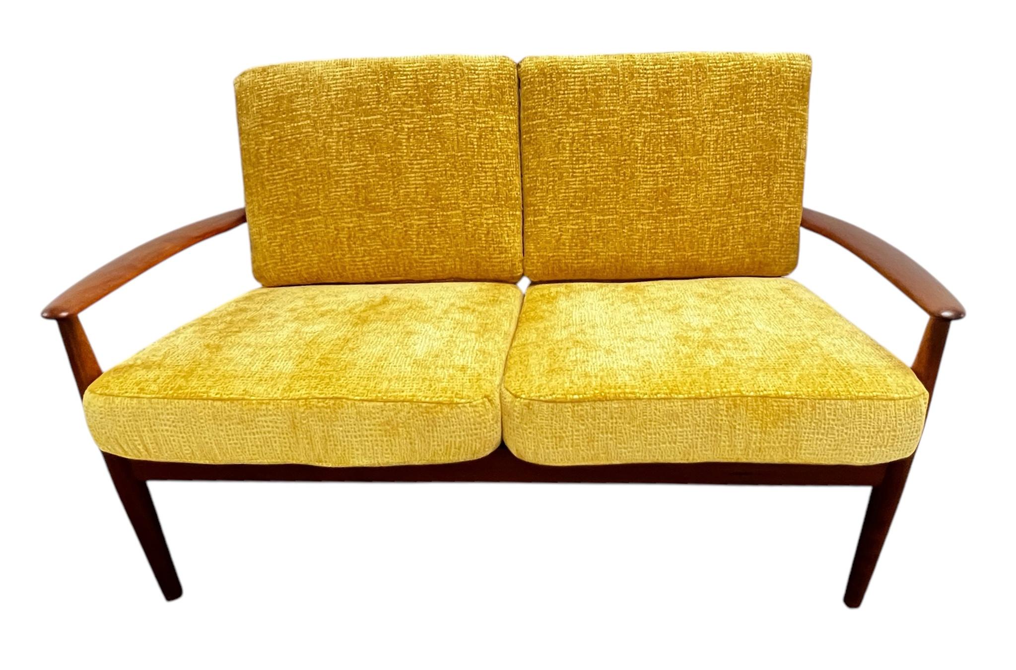 Mid-Century moderno Divano a due posti in teak danese di metà secolo di Grete Jalk per France & Son in vendita