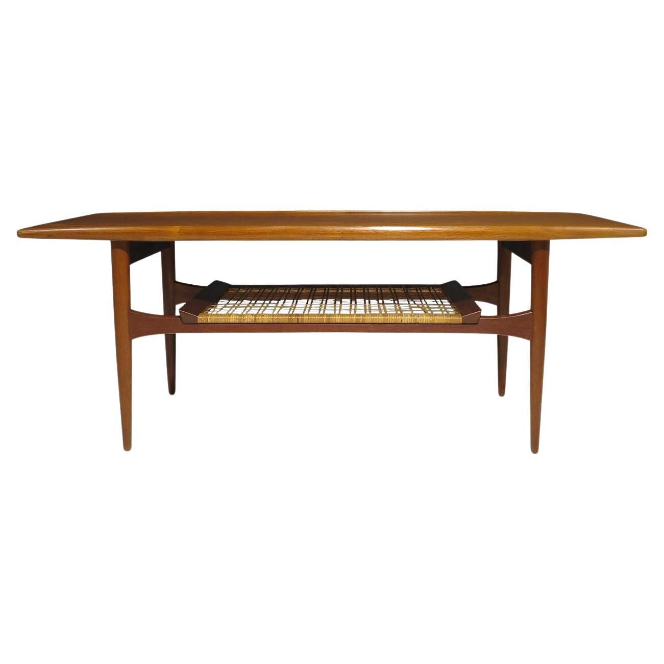 Table basse danoise du milieu du siècle dernier à deux niveaux avec bords sculptés et étagère cannée