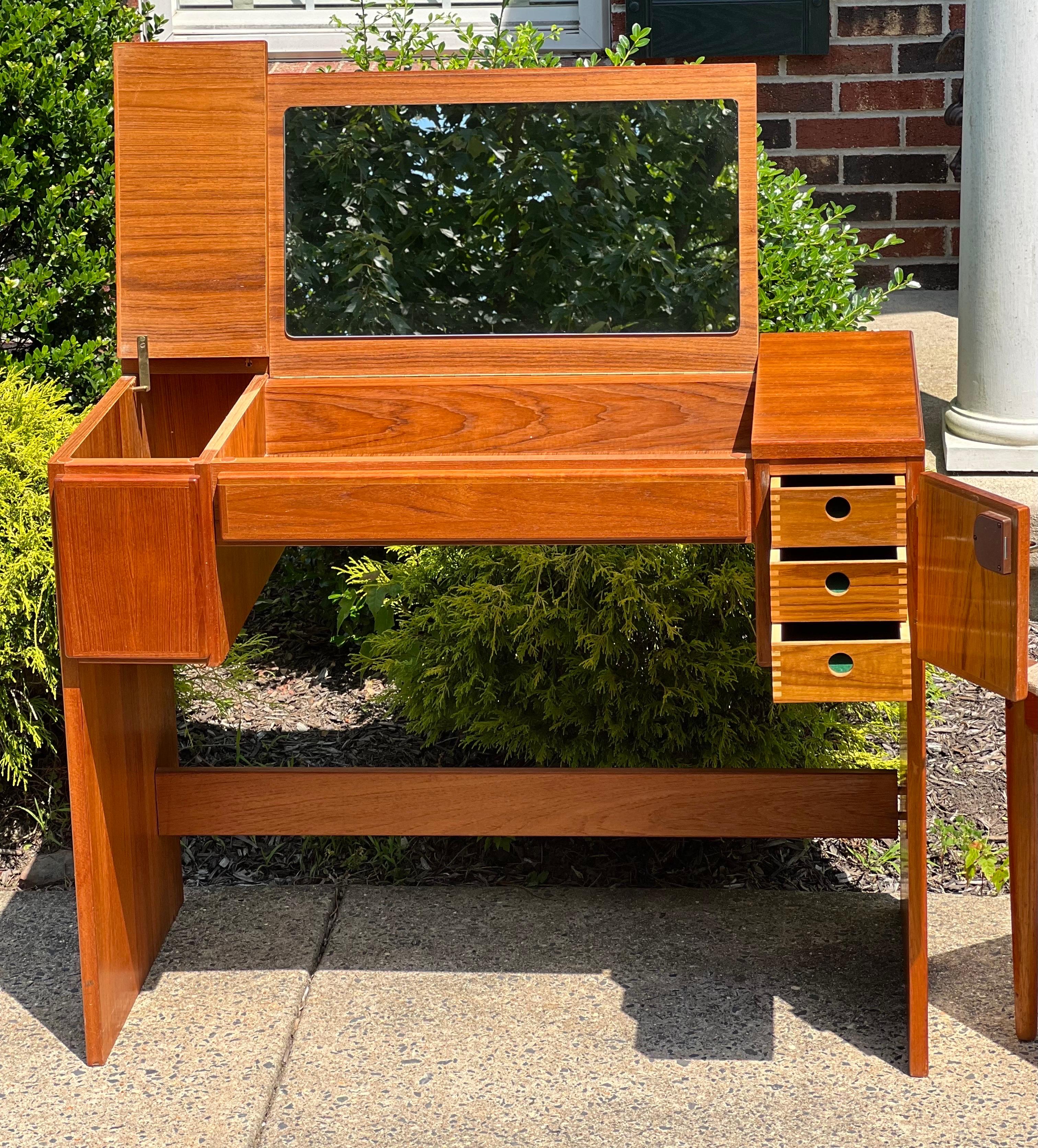 Mid Century Danish Teak Vanity with Chair, Uldum Mobelfabrik In Good Condition In Doylestown, PA