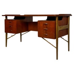 Dänischer Schreibtisch aus Teak- und Nussbaumholz aus der Mitte des Jahrhunderts von Svend Åge Madsen, 1960er Jahre