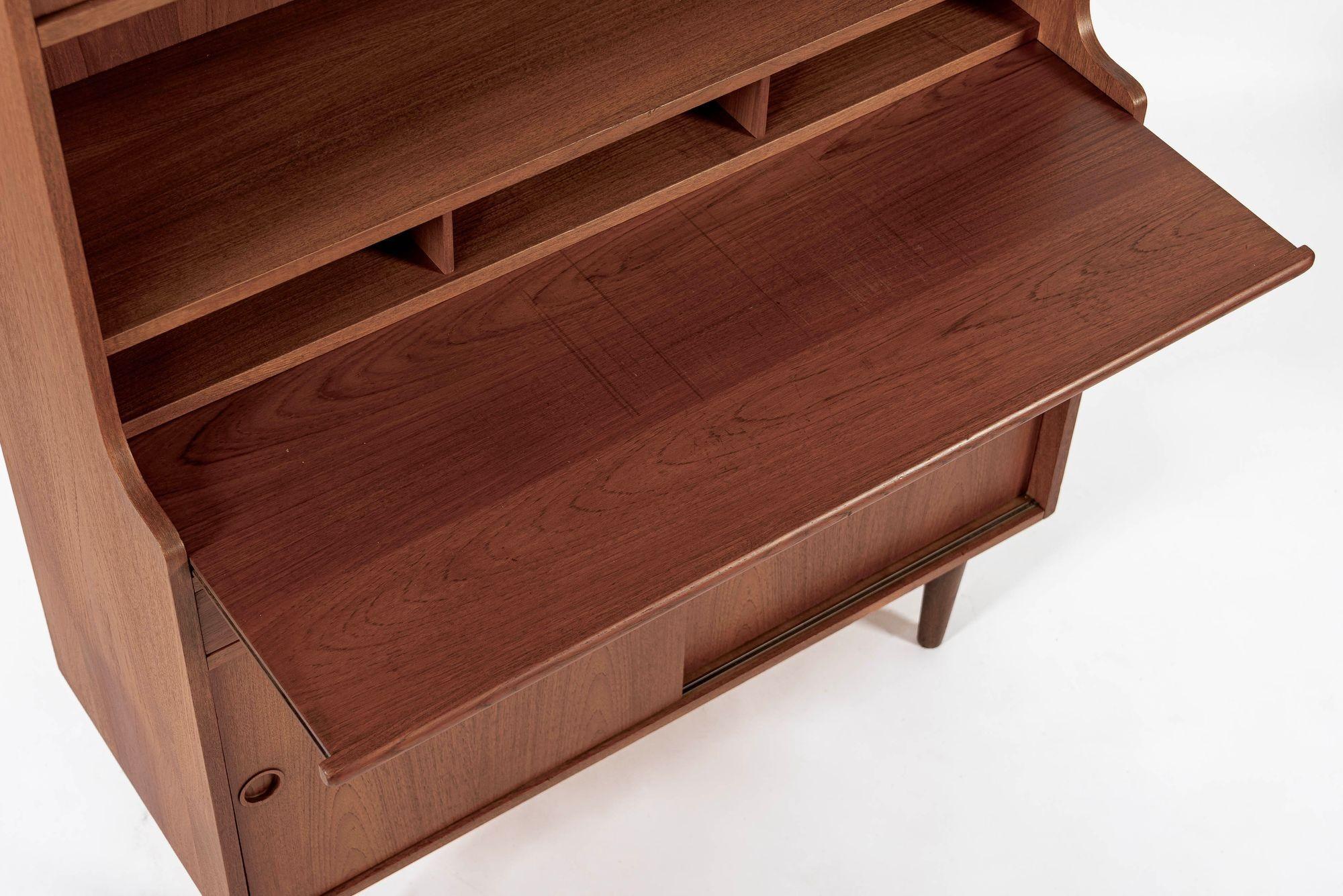 Mobile libreria e scrivania in legno di teak danese del metà secolo 1960 in vendita 3