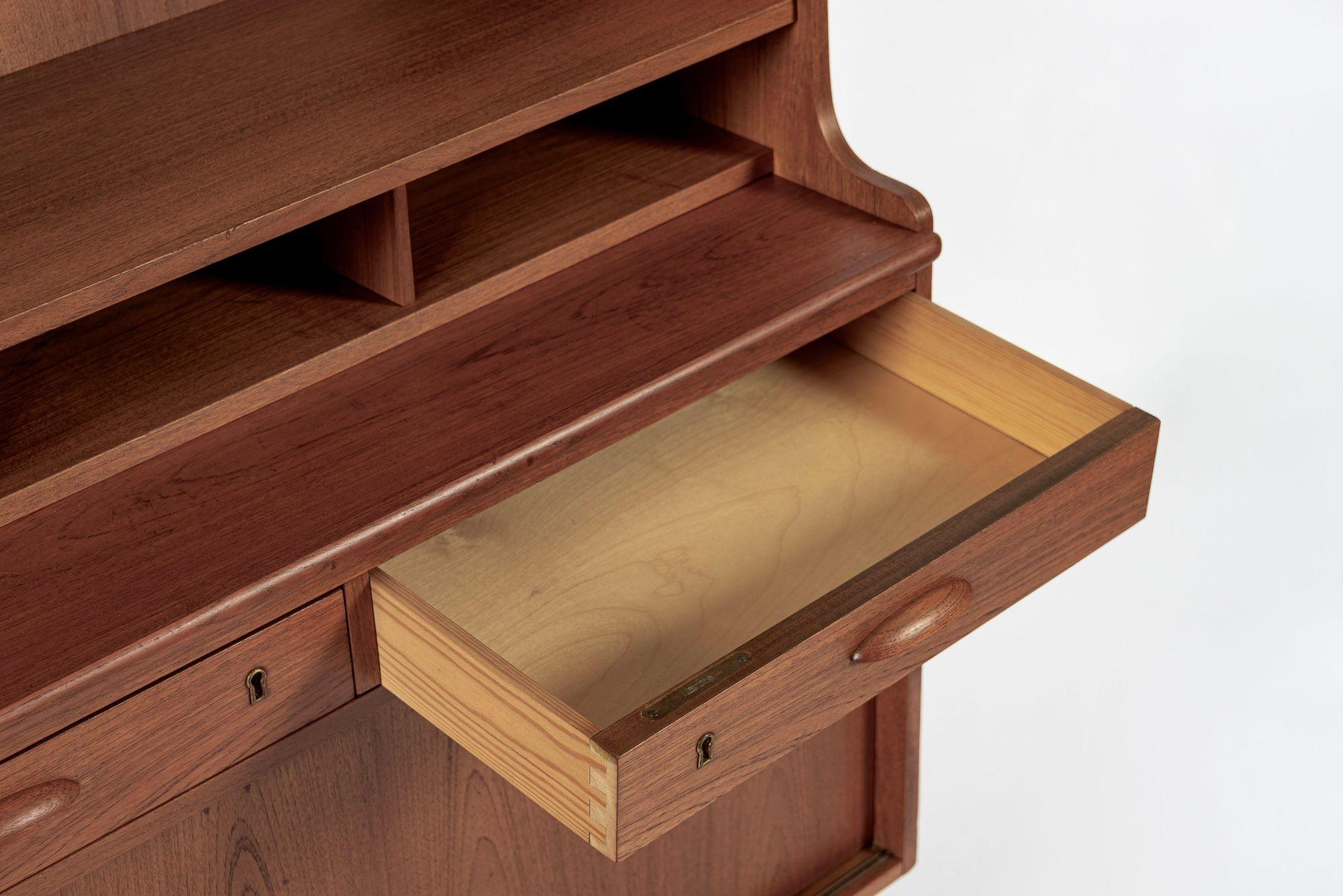 Mobile libreria e scrivania in legno di teak danese del metà secolo 1960 in vendita 4