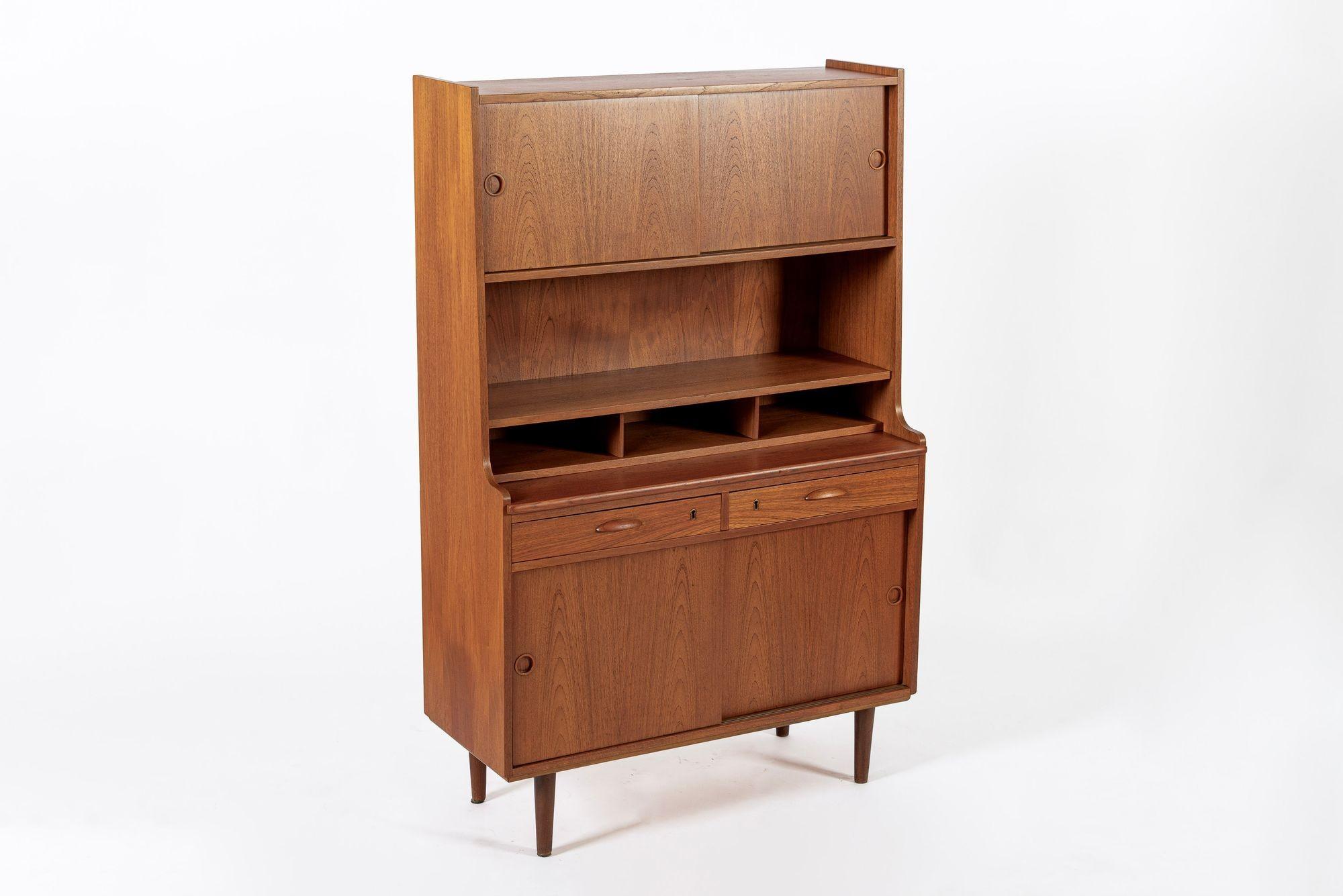 Questo mobile libreria alto in legno di teak e scrivania vintage della metà del secolo scorso è stato realizzato in Danimarca nel 1960 circa. Il mobile è ben realizzato in legno di teak e il classico design The Modern Scandinavian è caratterizzato