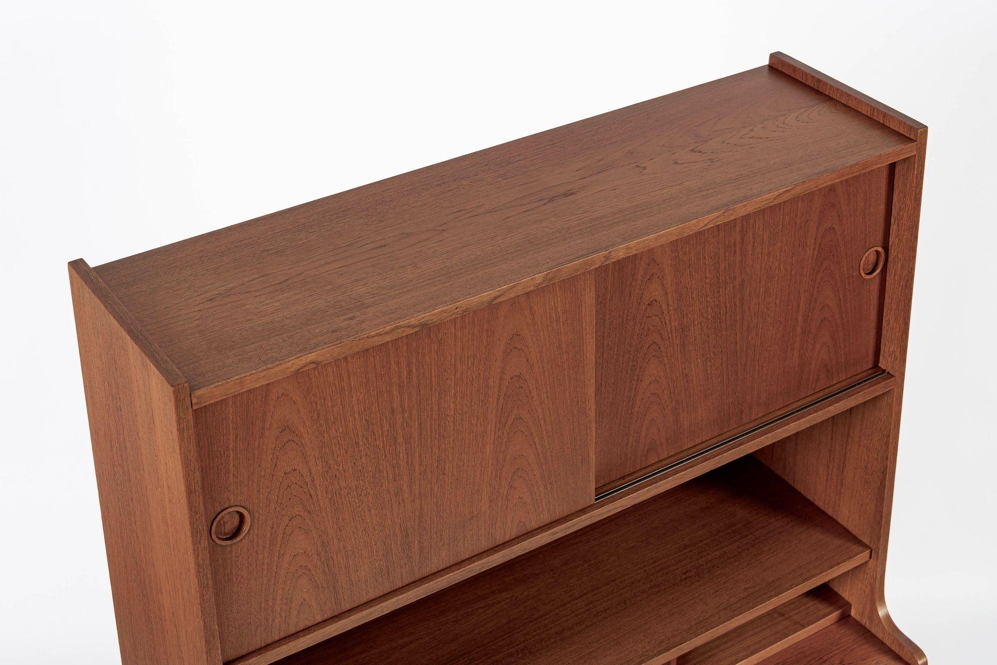 Ottone Mobile libreria e scrivania in legno di teak danese del metà secolo 1960 in vendita