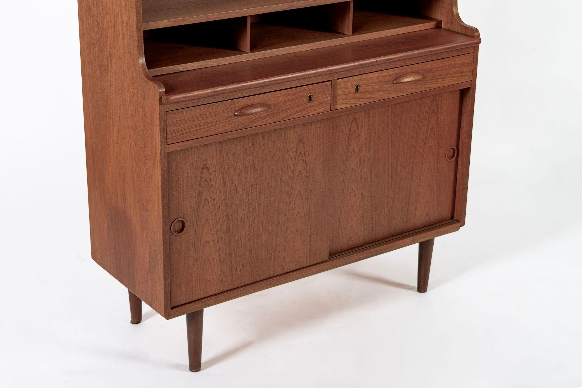 Mobile libreria e scrivania in legno di teak danese del metà secolo 1960 in vendita 1