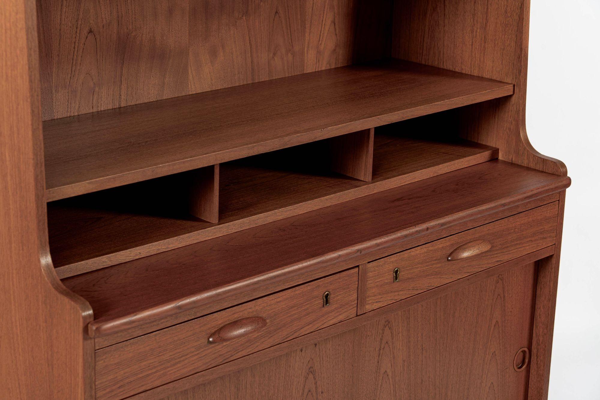 Mobile libreria e scrivania in legno di teak danese del metà secolo 1960 in vendita 2