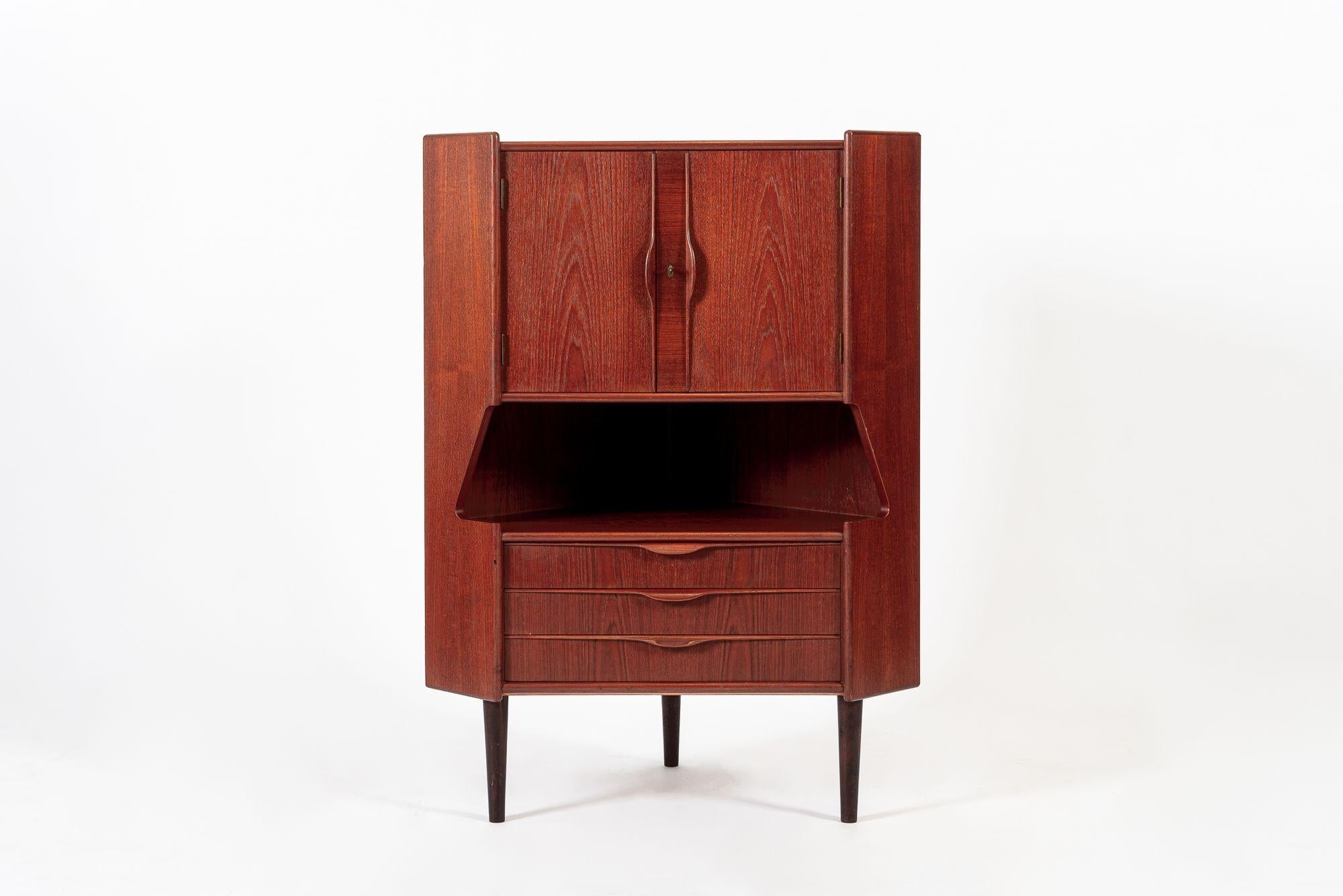 Mobile da bar angolare in legno di teak danese del metà del secolo scorso 1960 in vendita 4