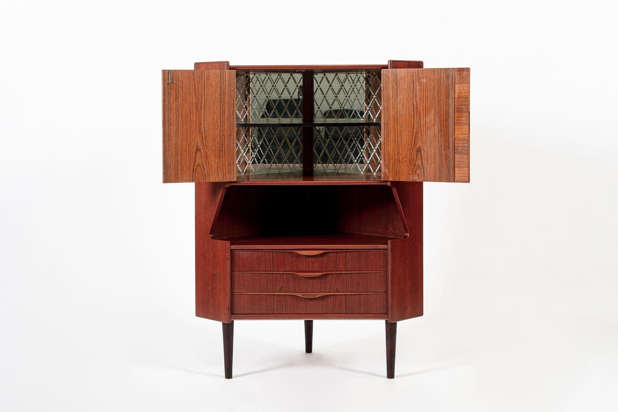 Mid-Century moderno Mobile da bar angolare in legno di teak danese del metà del secolo scorso 1960 in vendita