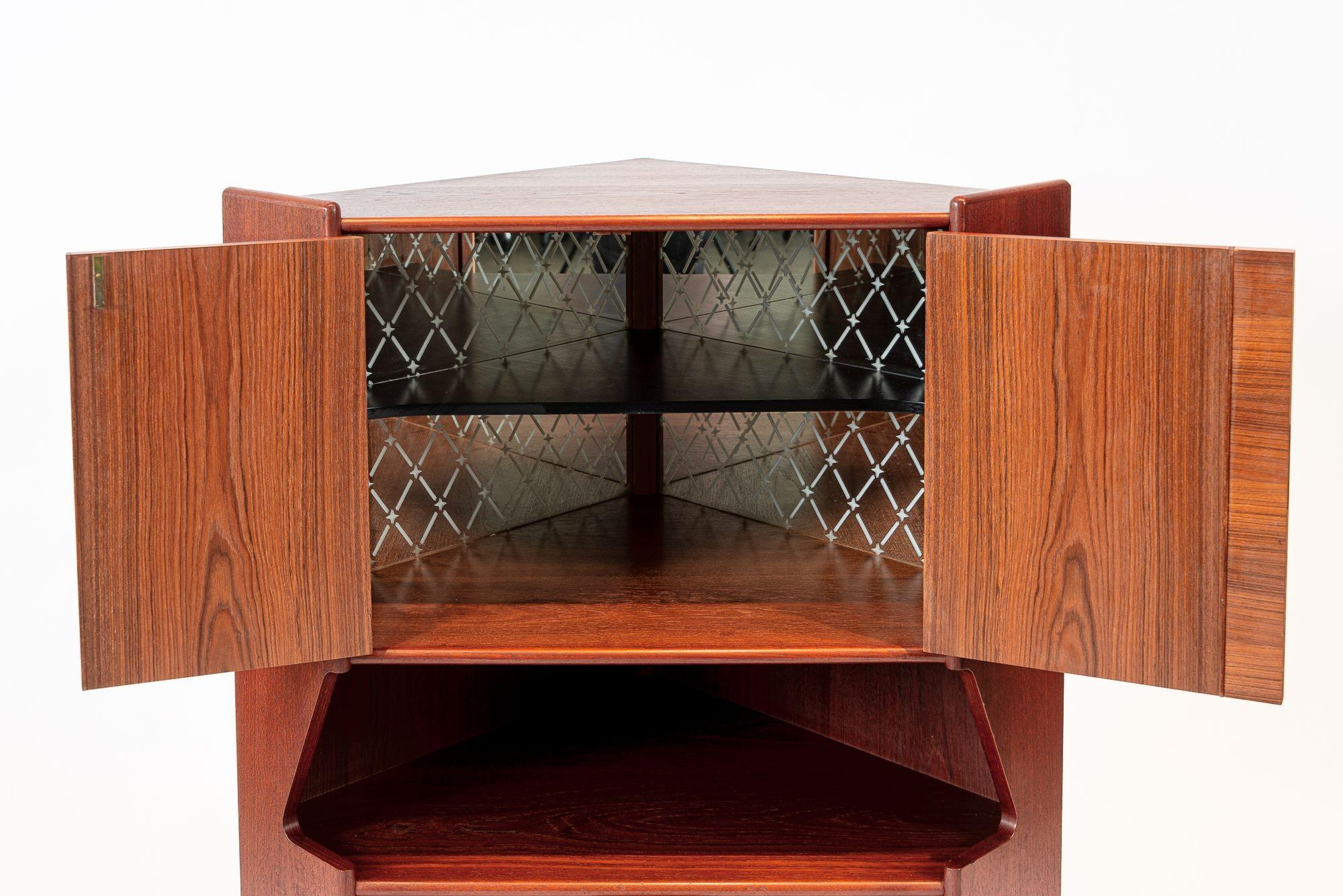 Danese Mobile da bar angolare in legno di teak danese del metà del secolo scorso 1960 in vendita