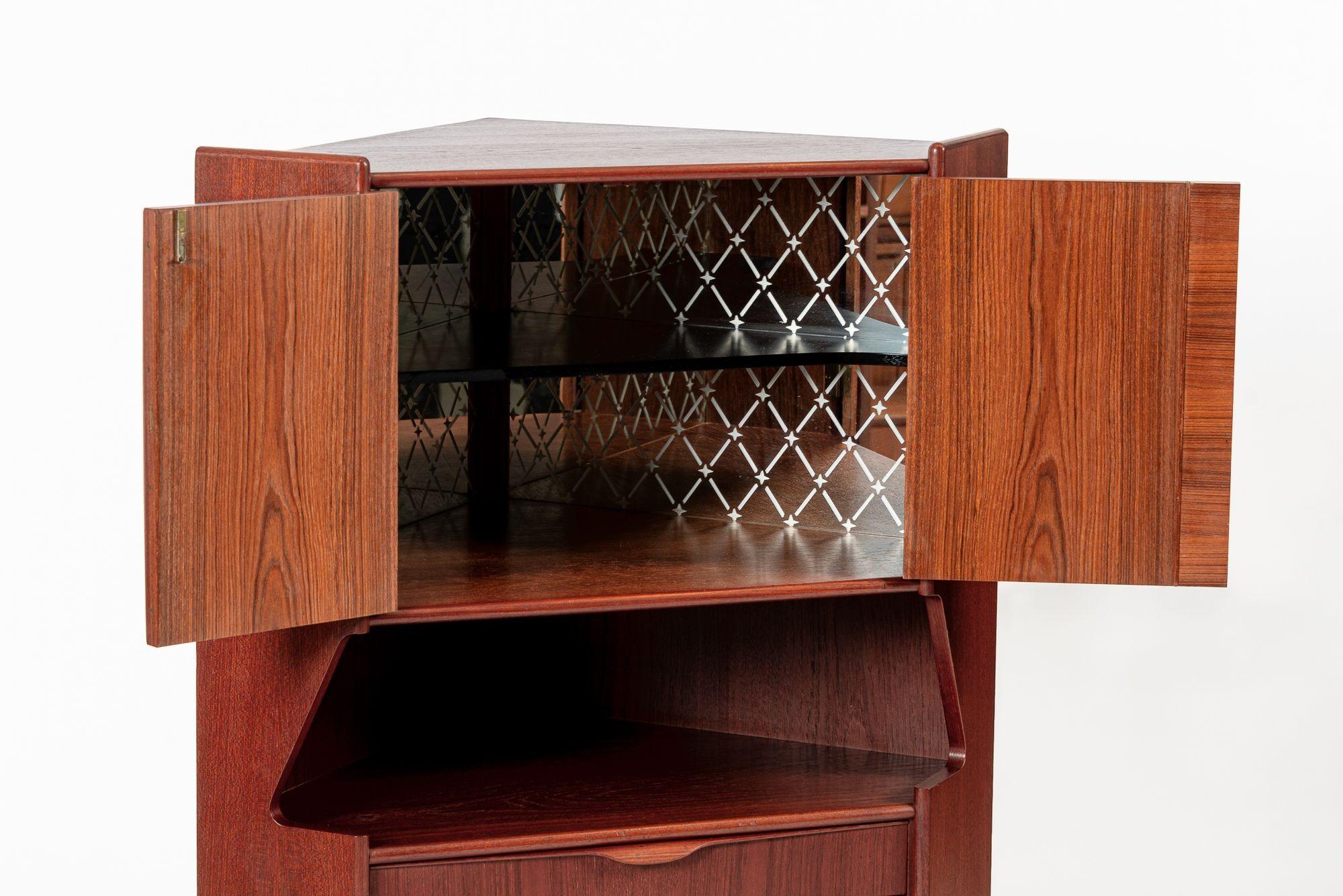 Mobile da bar angolare in legno di teak danese del metà del secolo scorso 1960 In condizioni buone in vendita a Detroit, MI
