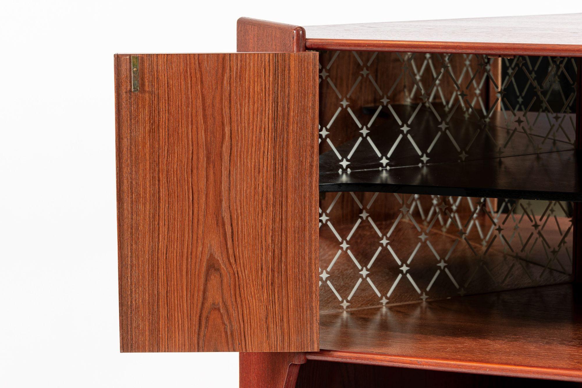 Metà XX secolo Mobile da bar angolare in legno di teak danese del metà del secolo scorso 1960 in vendita